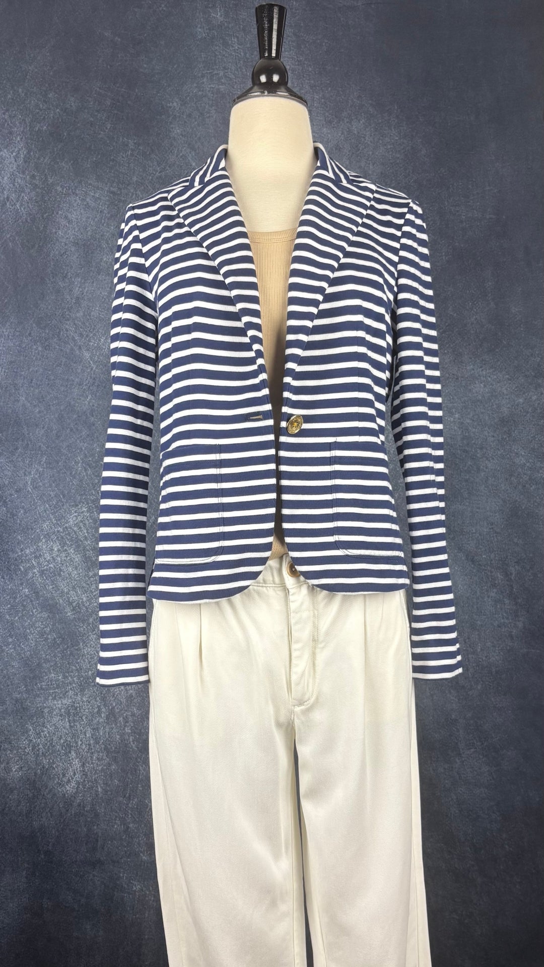 Blazer à rayures décontractées et boutons dorés Lauren Ralph Lauren petite, taille small. Vue de l'agencement avec la camisole côtelée beige et le pantalon crème Anthropologie.