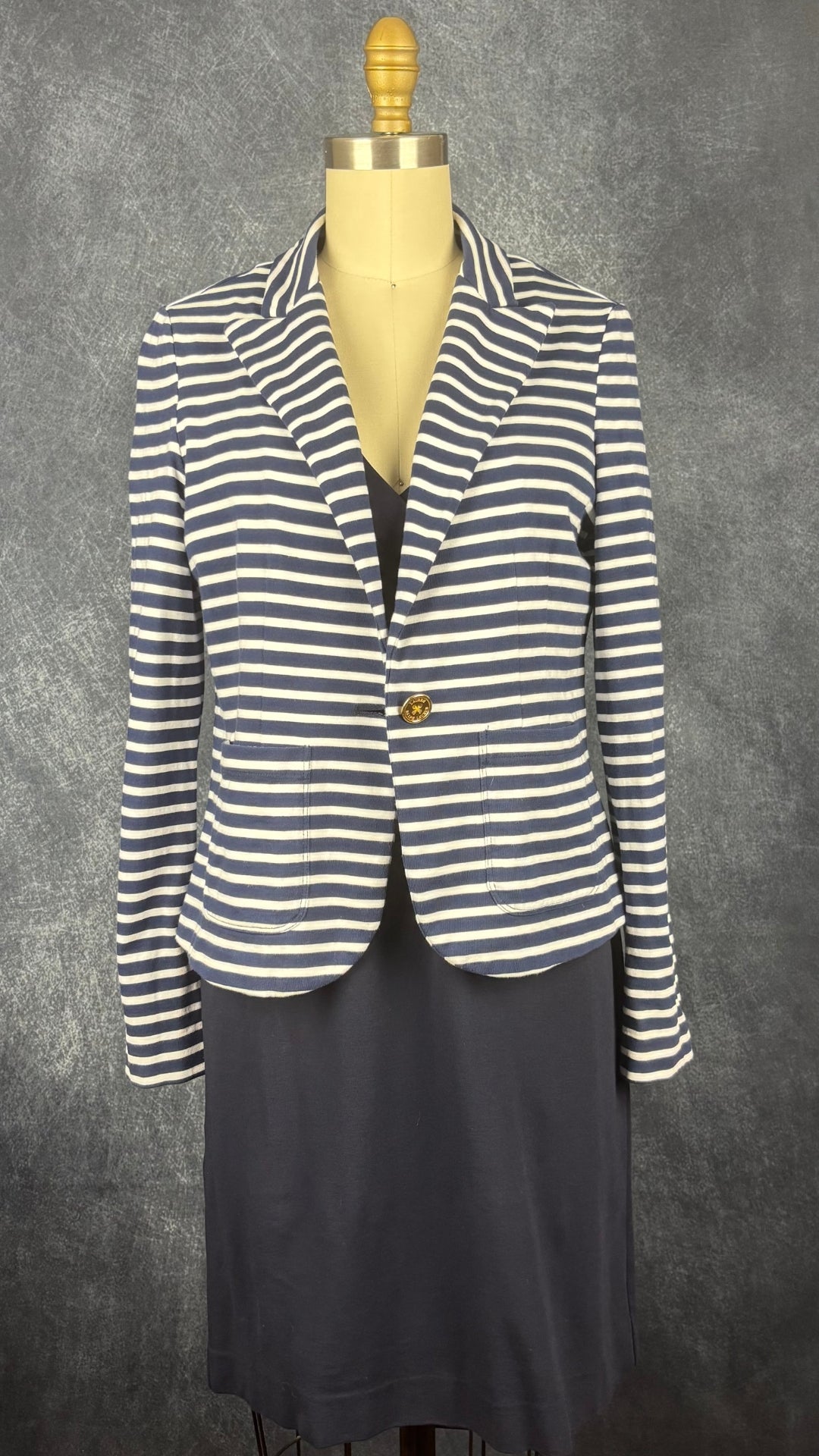 Blazer à rayures décontractées et boutons dorés Lauren Ralph Lauren petite, taille small. Vue de l'agencement avec la robe marine Massimo Dutti.