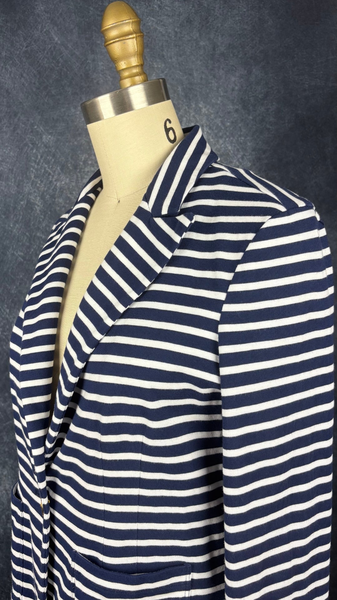 Blazer à rayures décontractées et boutons dorés Lauren Ralph Lauren petite, taille small. Vue de l'encolure.