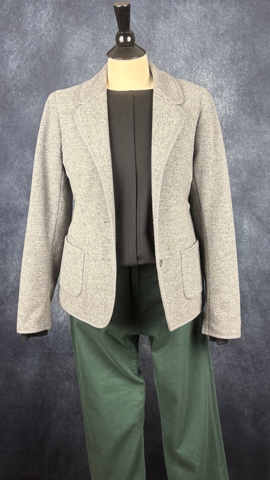 Blazer décontracté gris chiné en mélange de laine et cachemire M0851, taille medium. Vue de l'agencement avec le pantalon vert Mavi et le chandail noir Elisa C-Rossow.