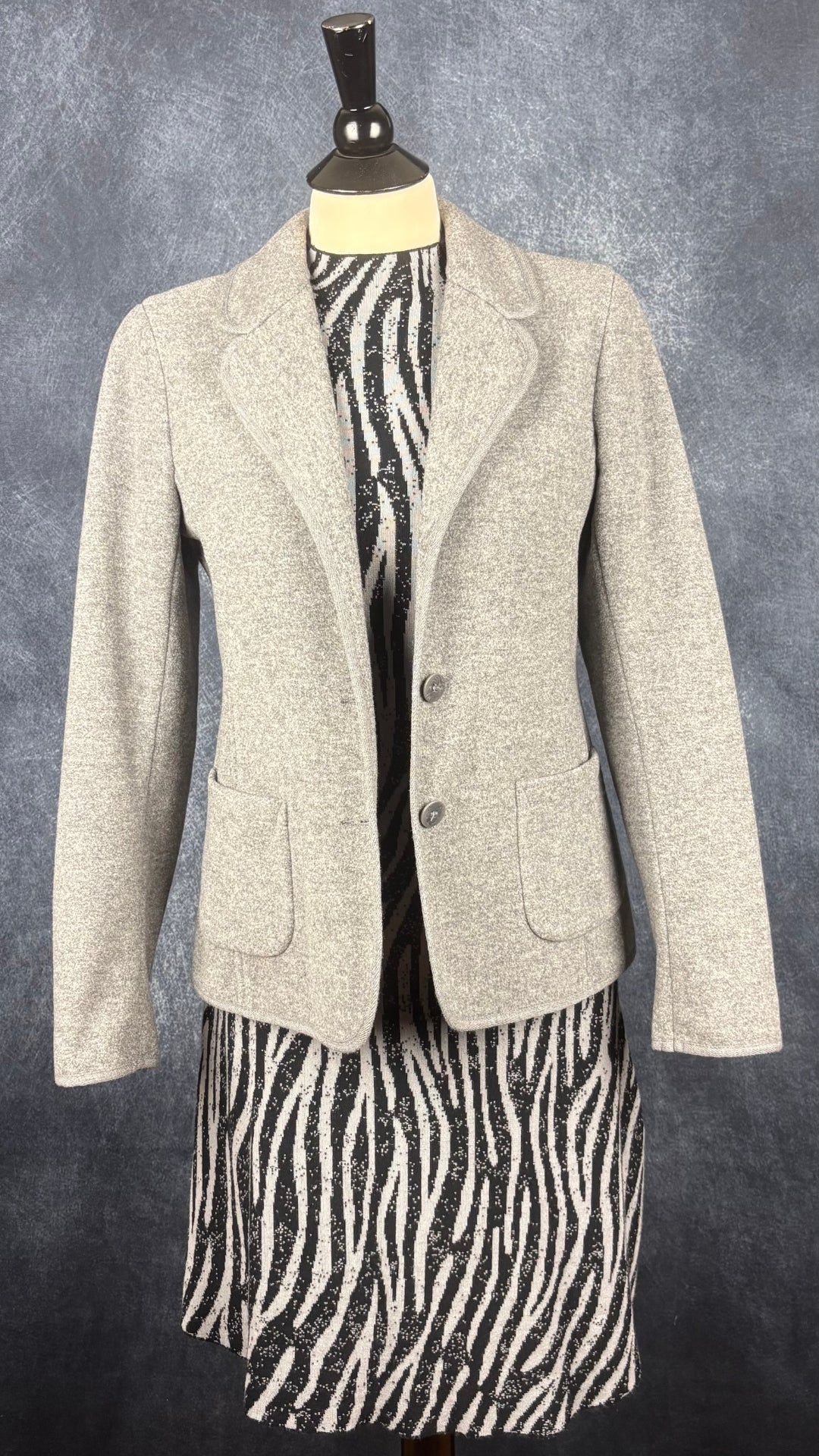 Blazer décontracté gris chiné en mélange de laine et cachemire M0851, taille medium. Vue de l'agencement avec la robe zébrée Nanette Lepore.