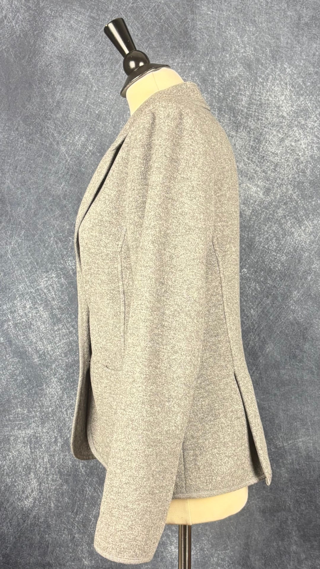 Blazer décontracté gris chiné en mélange de laine et cachemire M0851, taille medium. Vue de côté.