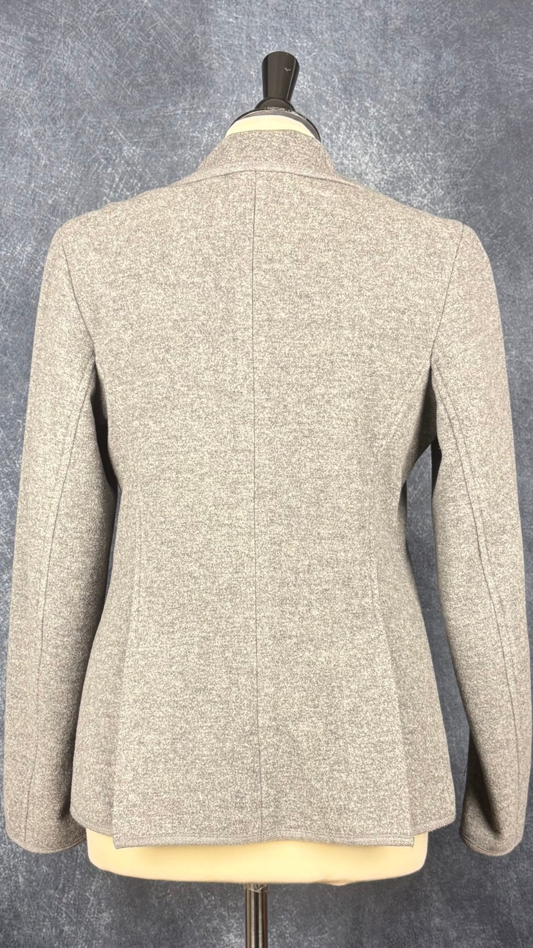 Blazer décontracté gris chiné en mélange de laine et cachemire M0851, taille medium. Vue de dos.