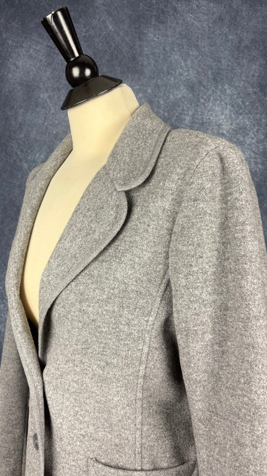 Blazer décontracté gris chiné en mélange de laine et cachemire M0851, taille medium. Vue de l'encolure.