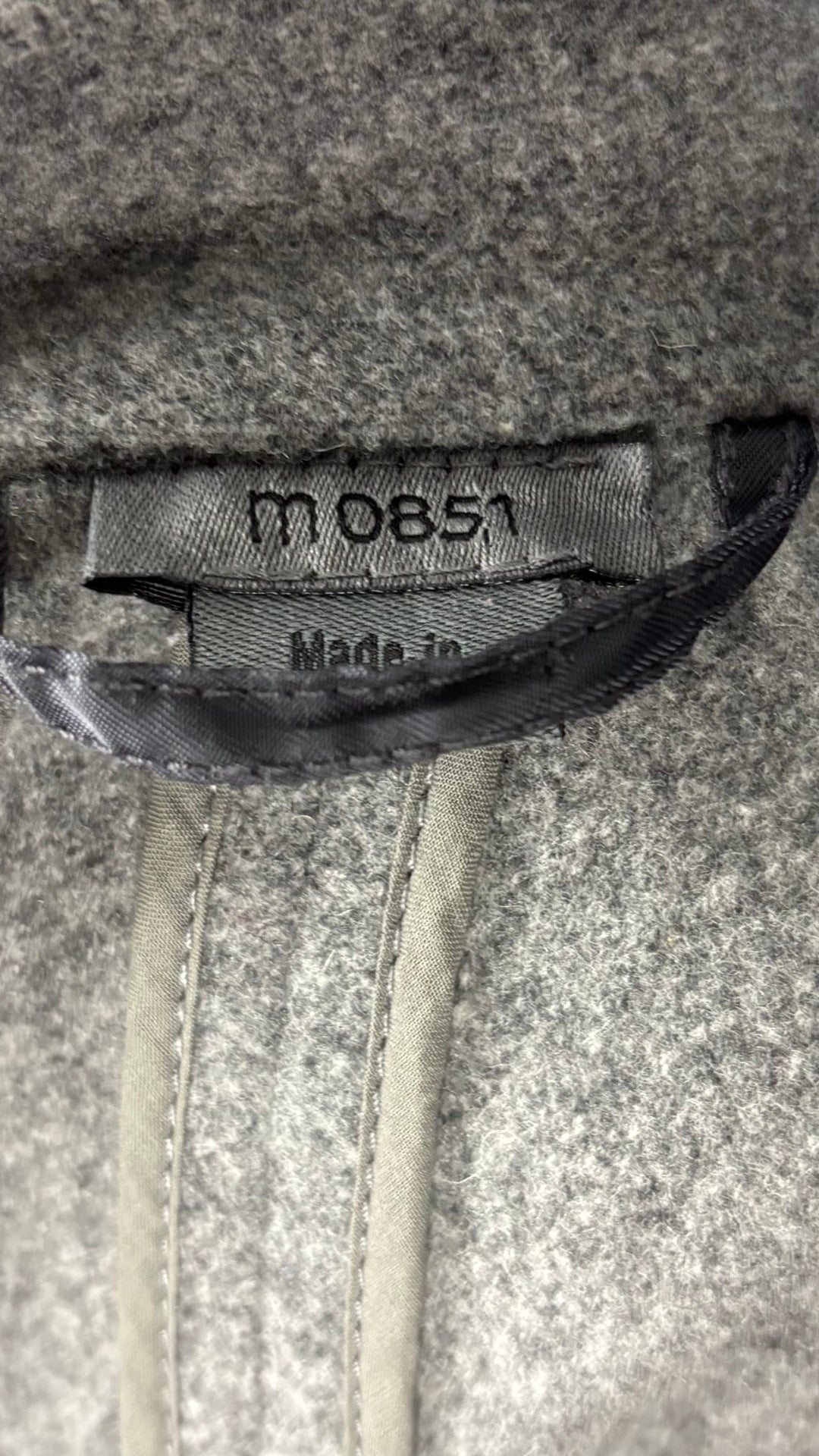 Blazer décontracté gris chiné en mélange de laine et cachemire M0851, taille medium. Vue de l'étiquette.