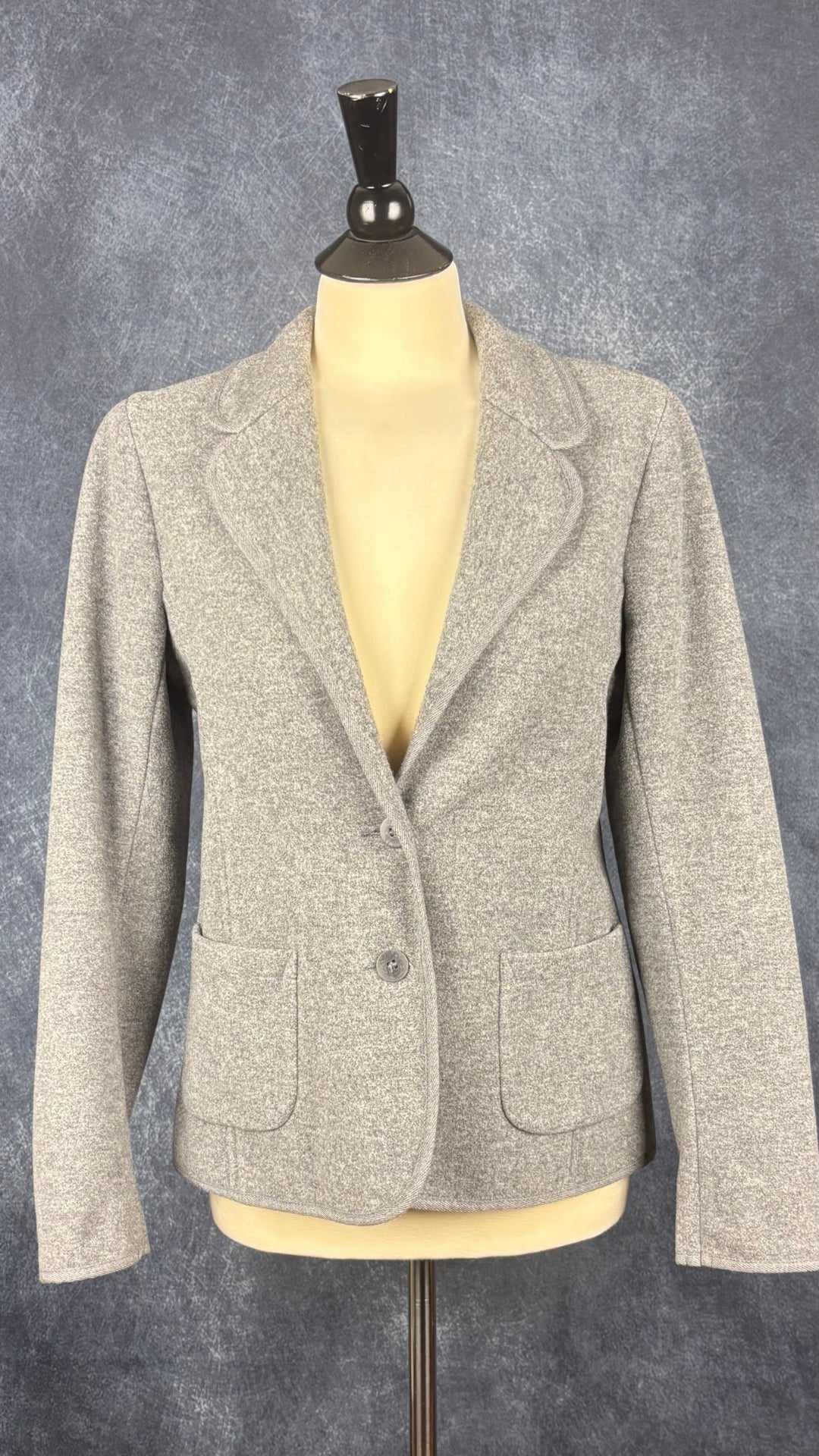 Blazer décontracté gris chiné en mélange de laine et cachemire M0851, taille medium. Vue de face.