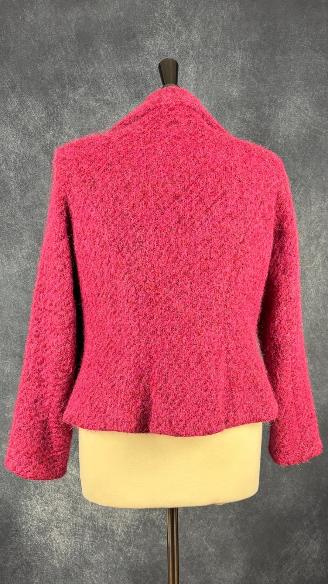 Blazer luxueux magnifique rose framboise en mélange de laine Isabelle Elie Boutique, taille large (m). Vue de dos.