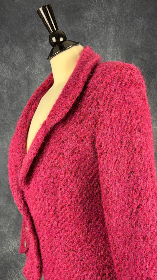 Blazer luxueux magnifique rose framboise en mélange de laine Isabelle Elie Boutique, taille large (m). Vue de l'encolure.