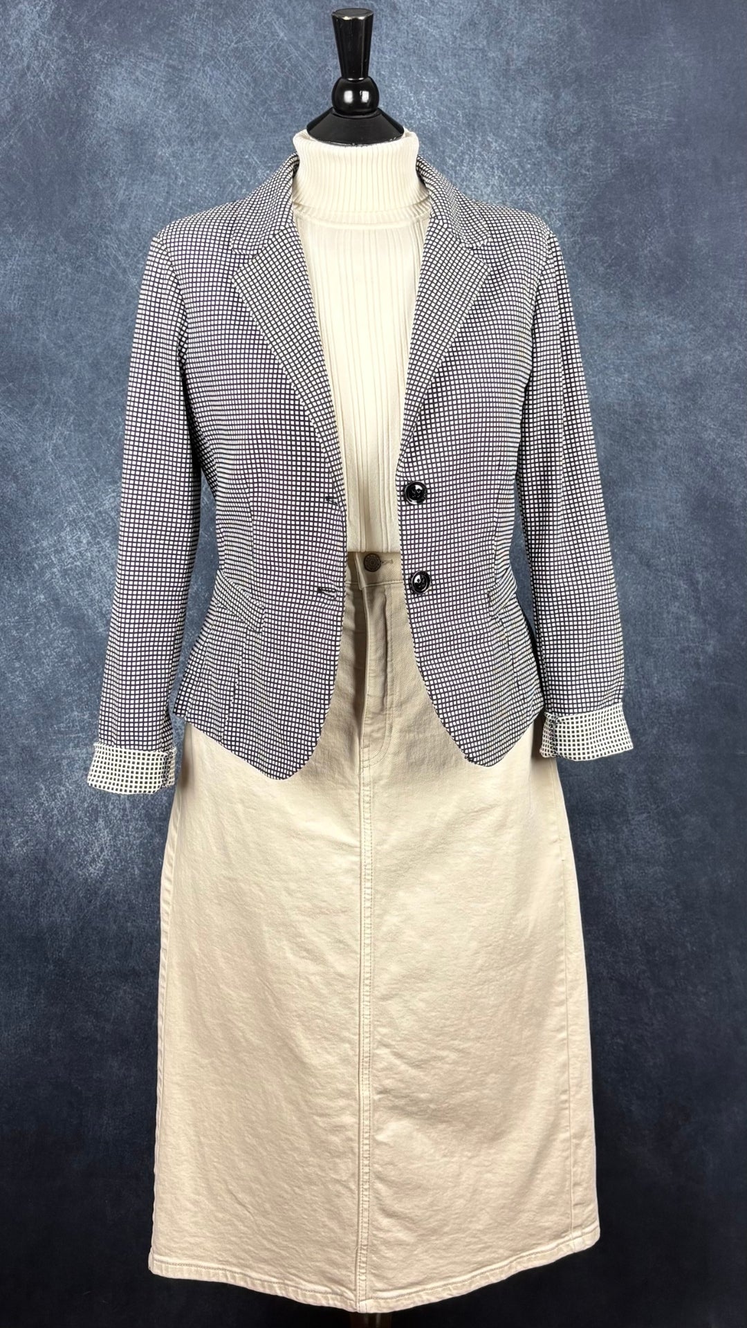 Blazer décontracté chic à petits carrés noirs et crème Imperial, taille xl qui fait plus medium/large. Vue de l'agencement avec la jupe écru en denim Banana Republic et le col roulé crème Olsen.
