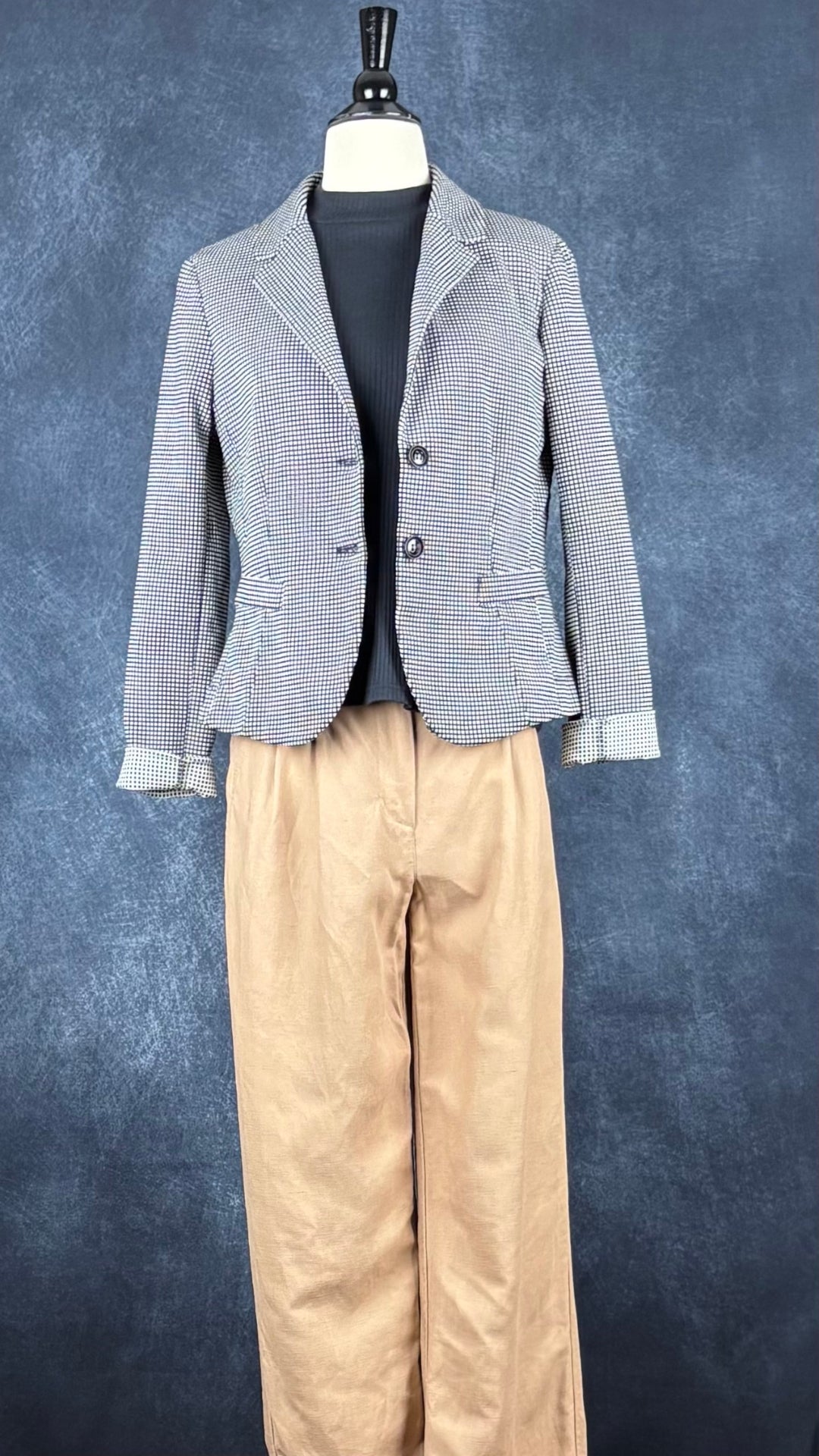 Blazer décontracté chic à petits carrés noirs et crème Imperial, taille xl qui fait plus medium/large. Vue de l'agencement avec le chandail côtelé charcoal Mas Montréal et le pantalon beige tan Wilfred.