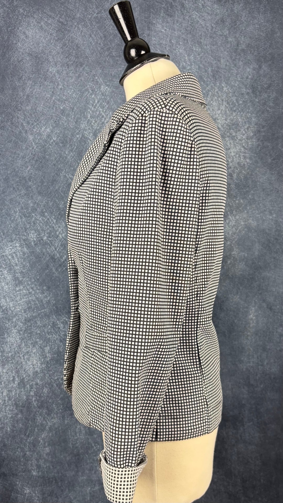Blazer décontracté chic à petits carrés noirs et crème Imperial, taille xl qui fait plus medium/large. Vue de côté.