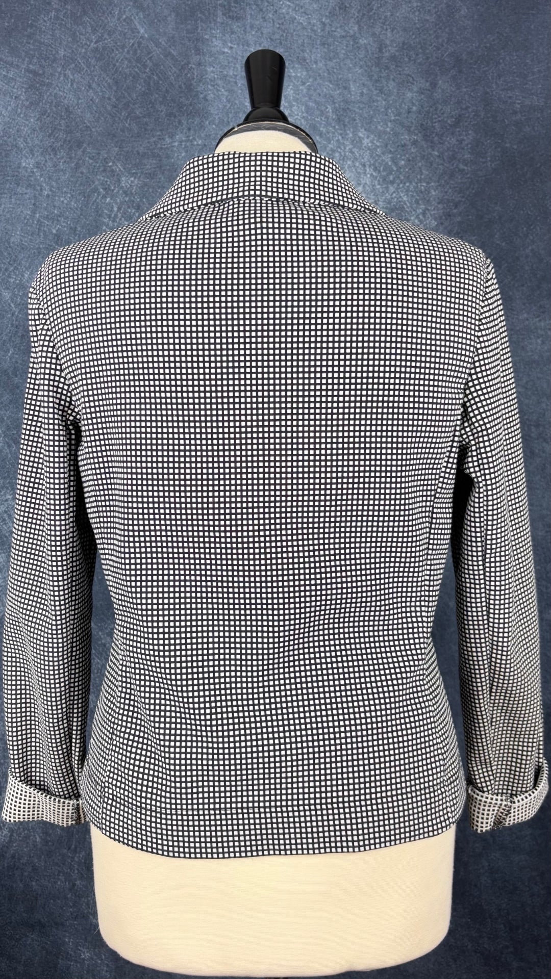 Blazer décontracté chic à petits carrés noirs et crème Imperial, taille xl qui fait plus medium/large. Vue de dos.