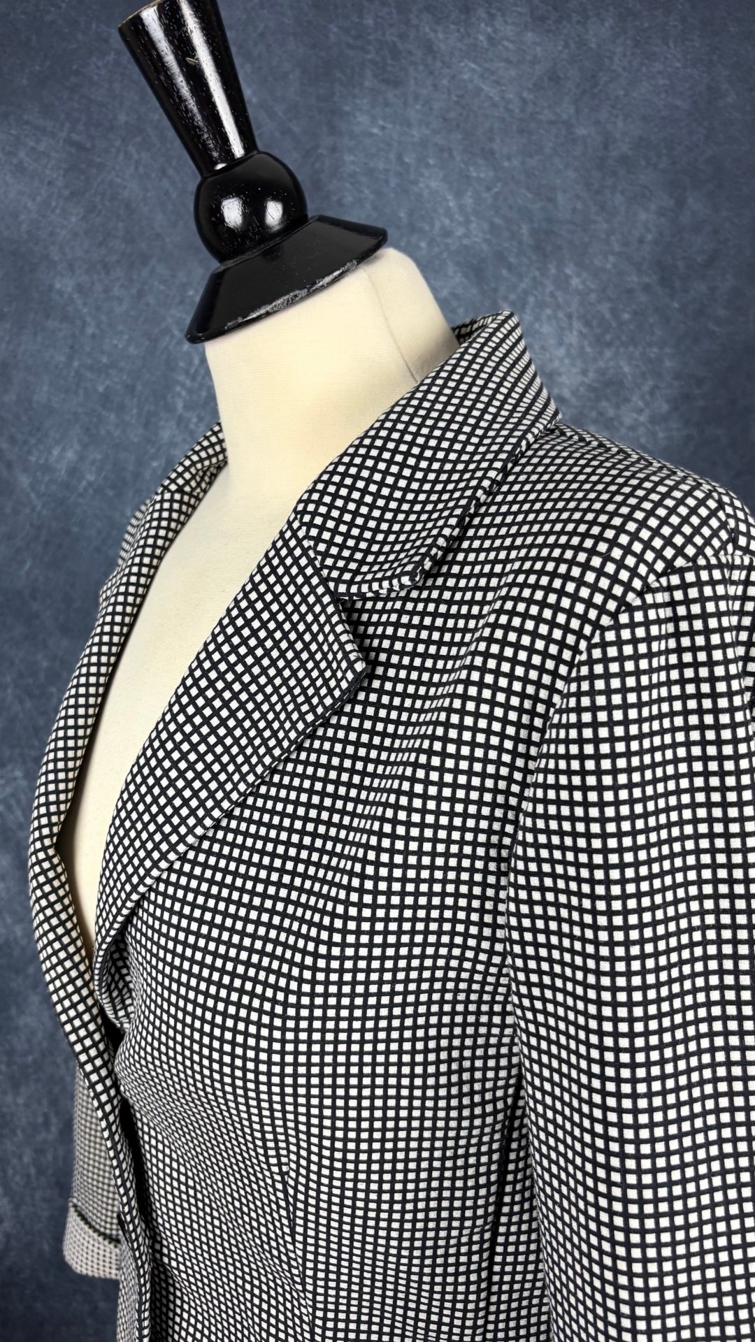 Blazer décontracté chic à petits carrés noirs et crème Imperial, taille xl qui fait plus medium/large. Vue de l'encolure.