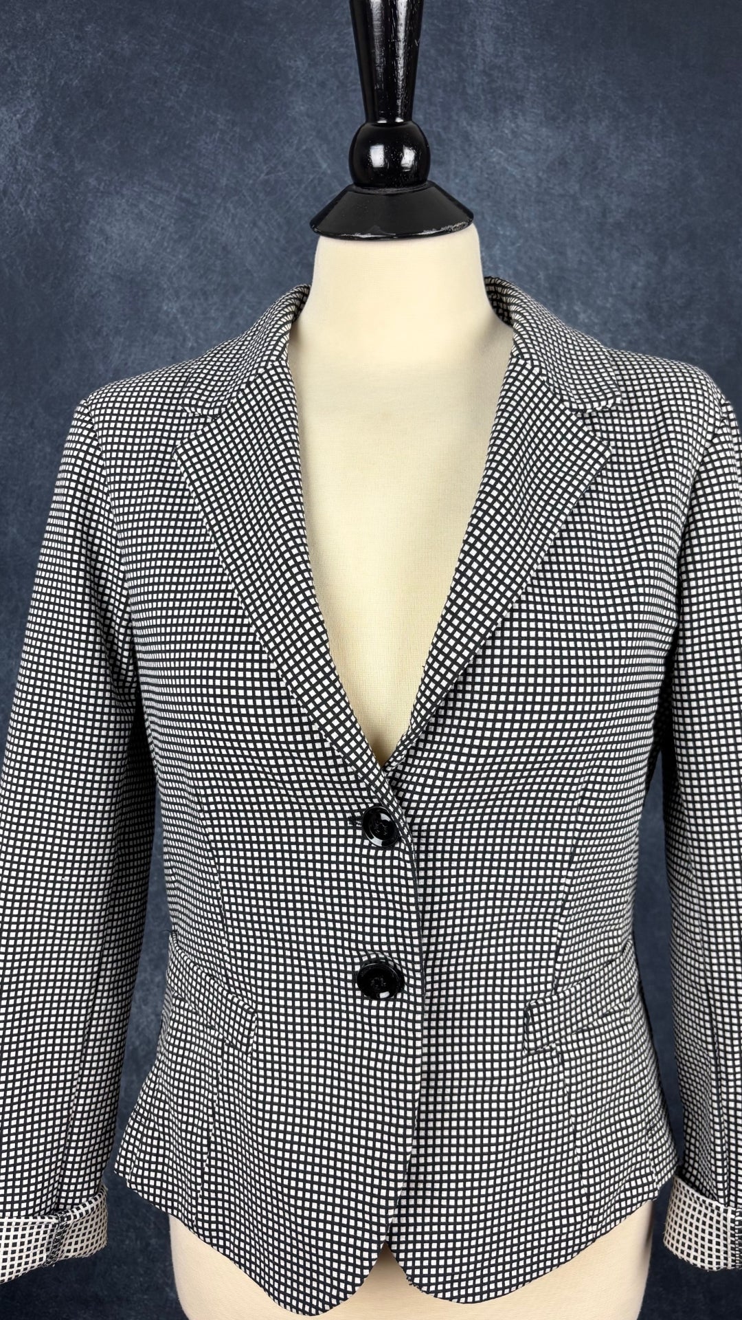 Blazer décontracté chic à petits carrés noirs et crème Imperial, taille xl qui fait plus medium/large. Vue de face.