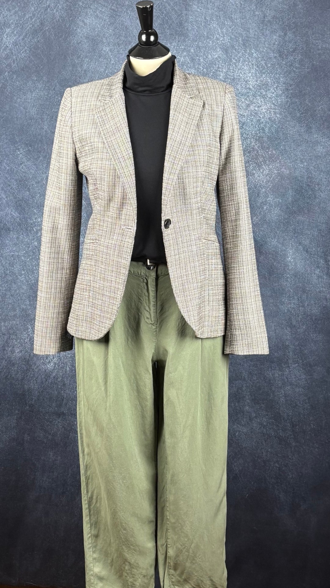 Blazer en tweed léger teintes de gris Teenflo, taille 8. Vue de l'agencement avec la camisole noire Joelle et le pantalon vert olive doux Olsen.