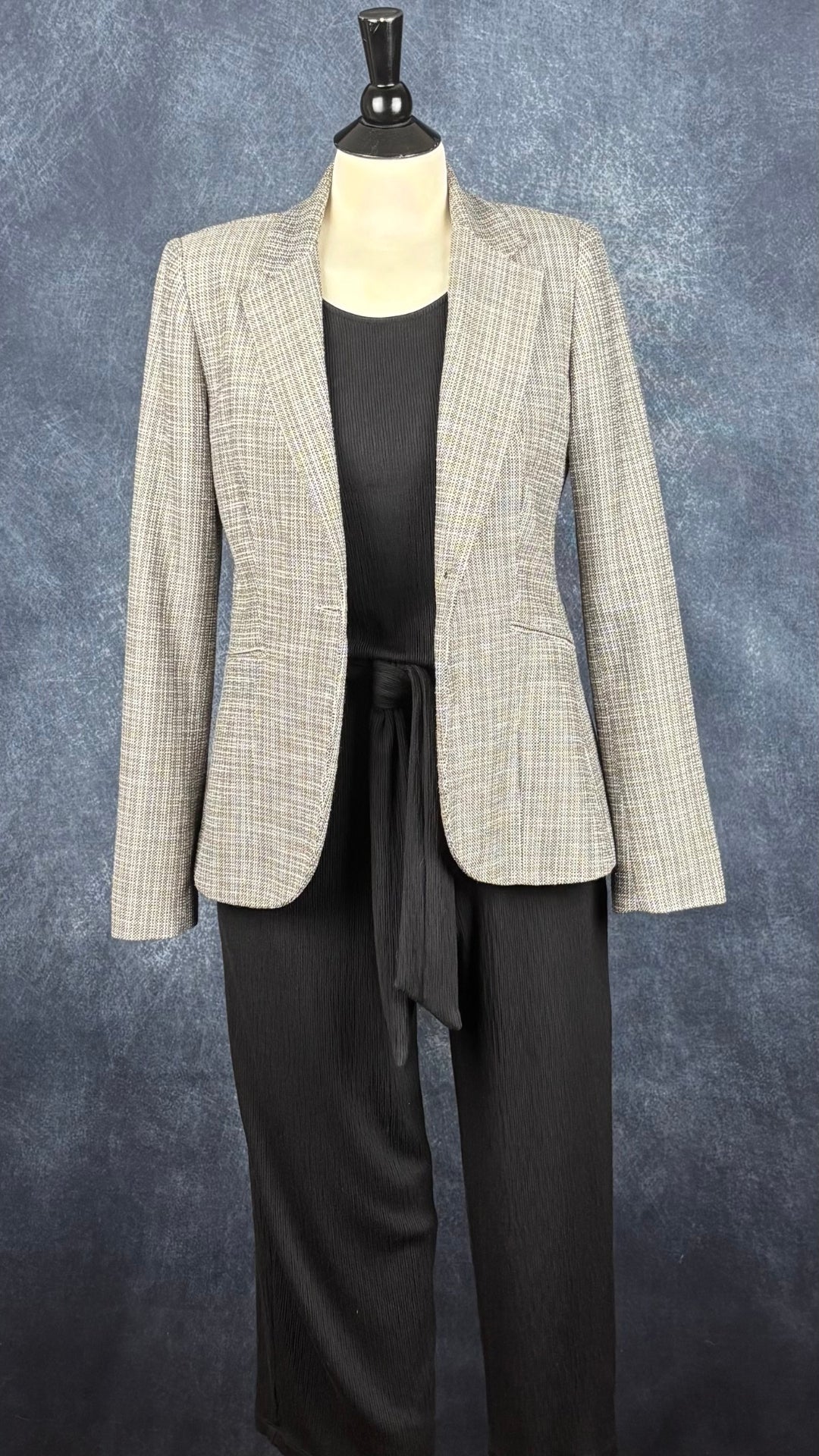 Blazer en tweed léger teintes de gris Teenflo, taille 8. Vue de l'agencement avec la combinaison Eve Gravel.