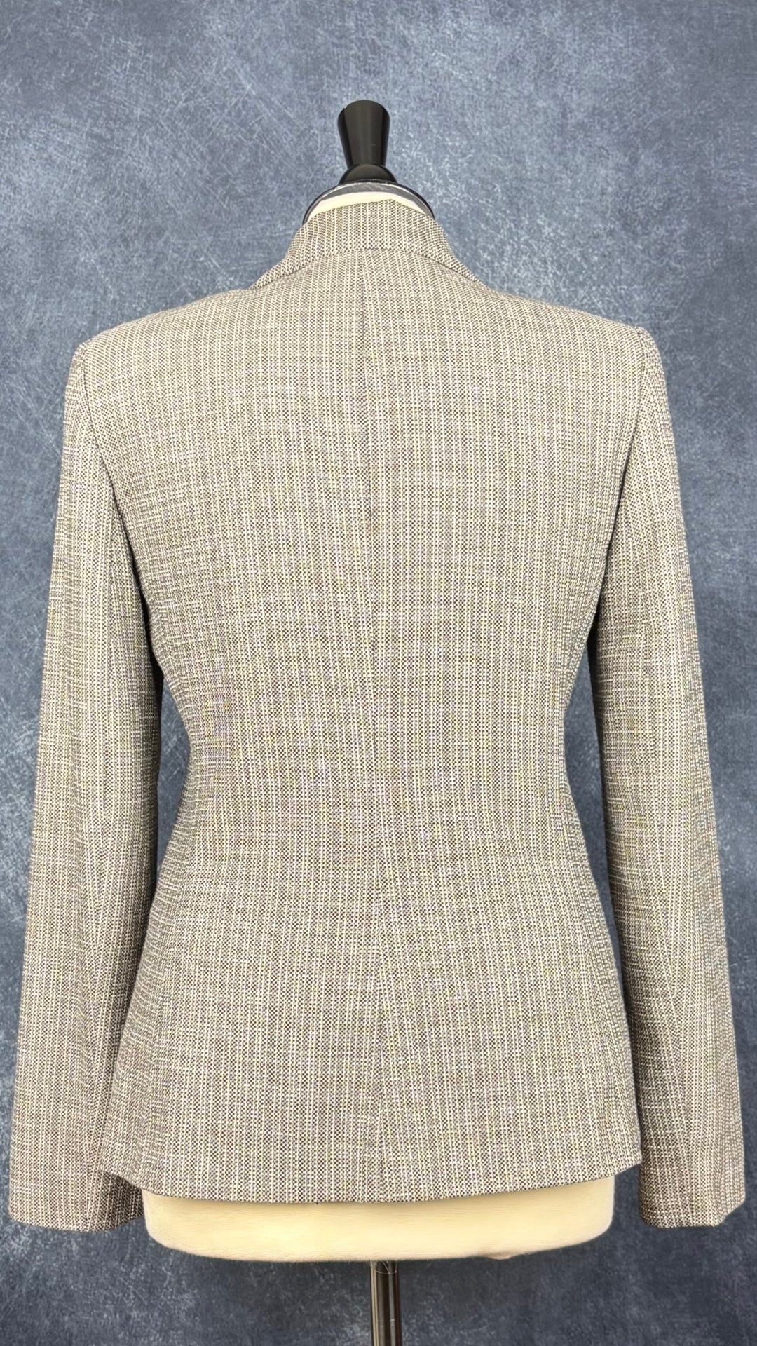 Blazer en tweed léger teintes de gris Teenflo, taille 8. Vue de dos.