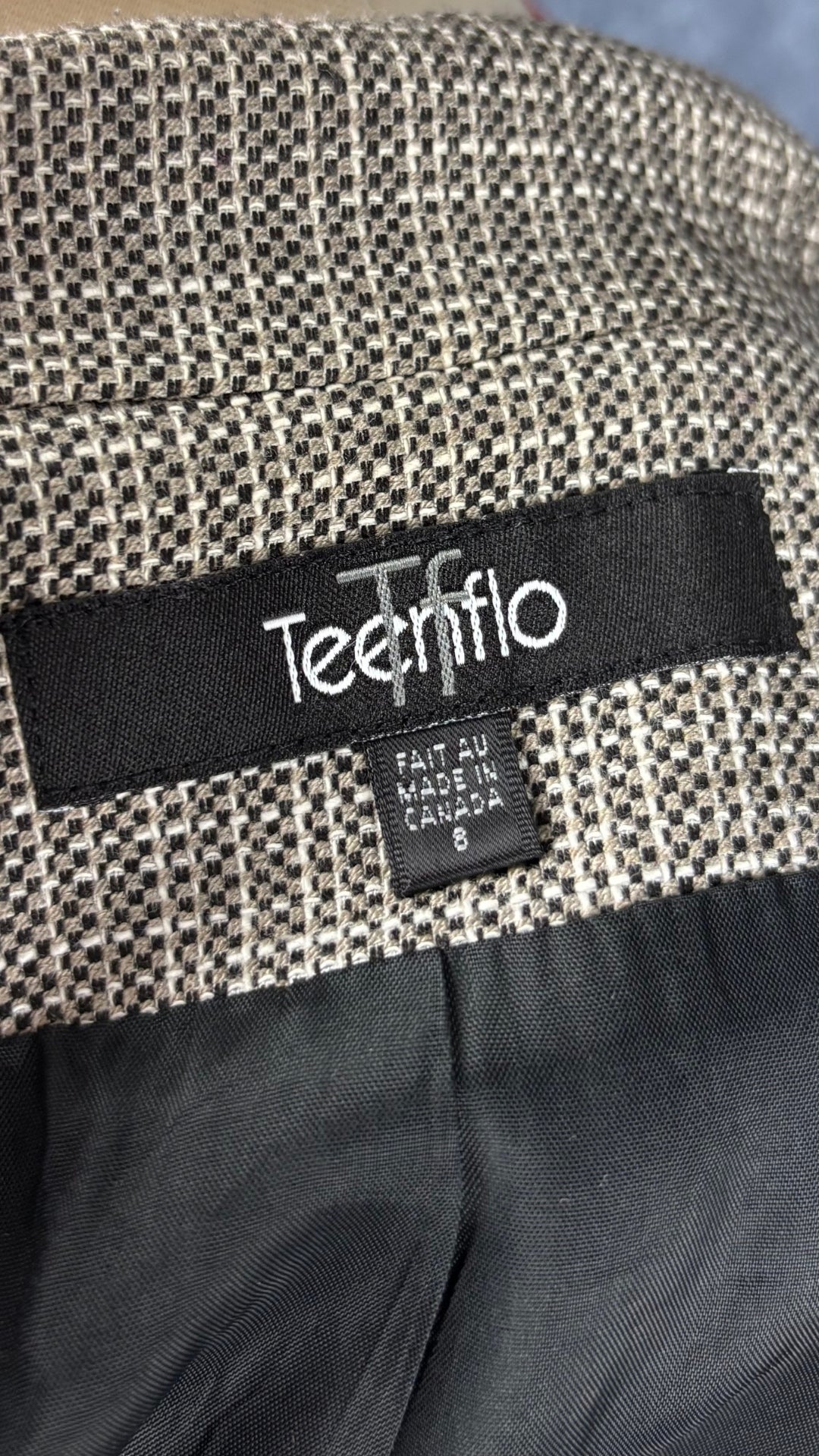 Blazer en tweed léger teintes de gris Teenflo, taille 8. Vue de l'étiquette.