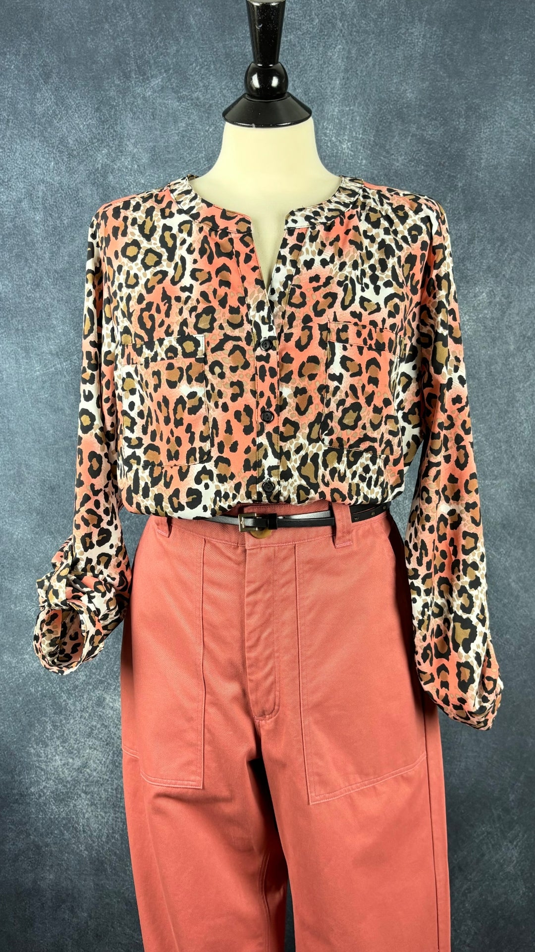 Blouse colorée motif léopard Maison Cinqcent, taille large. Vue de l'agencement avec le pantalon rose Beaton.