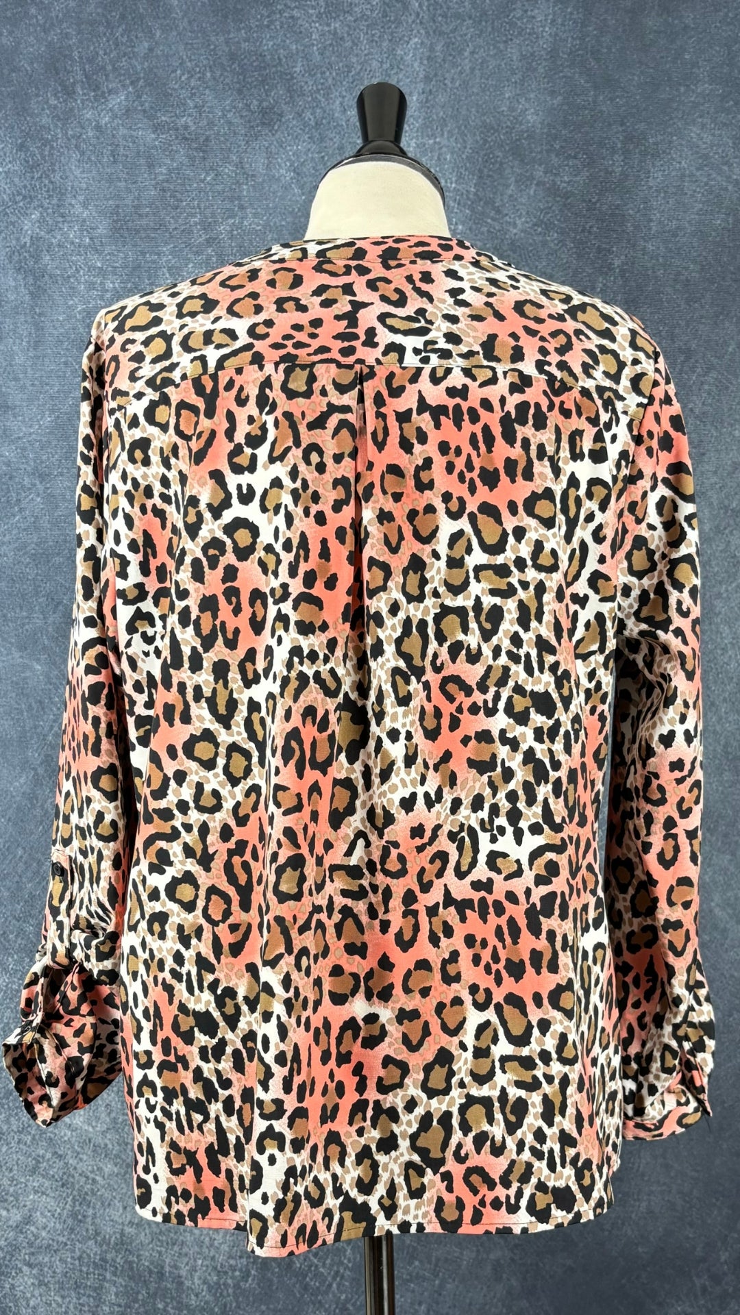 Blouse colorée motif léopard Maison Cinqcent, taille large. Vue de dos.