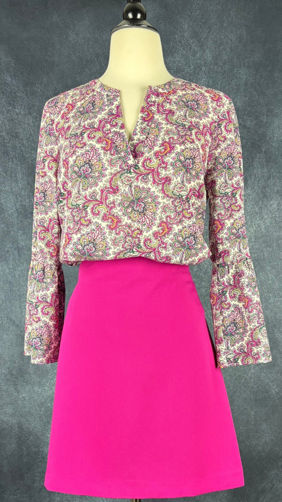 Blouse colorée à motifs paisley J.Crew, taille small. Vue de l'agencement avec la jupe fuchsia Joie.