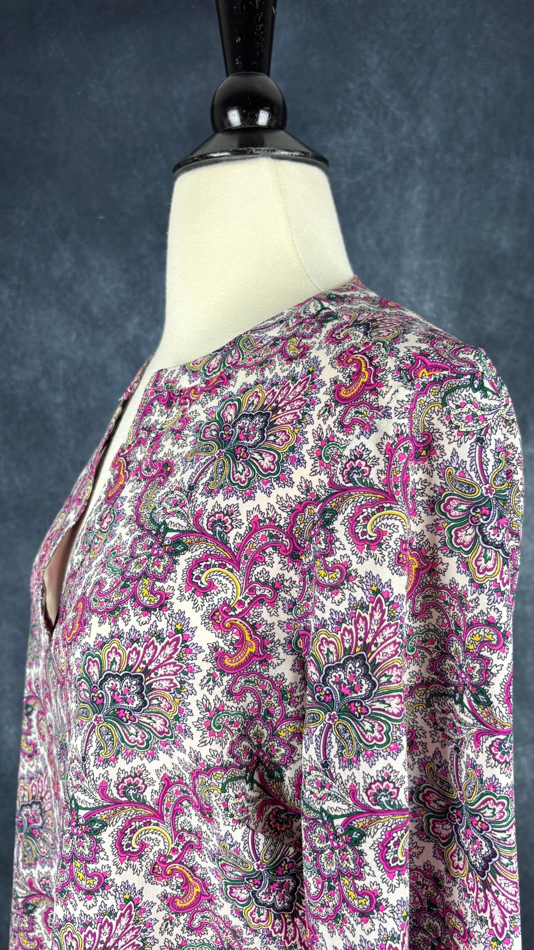 Blouse colorée à motifs paisley J.Crew, taille small. Vue de l'encolure.