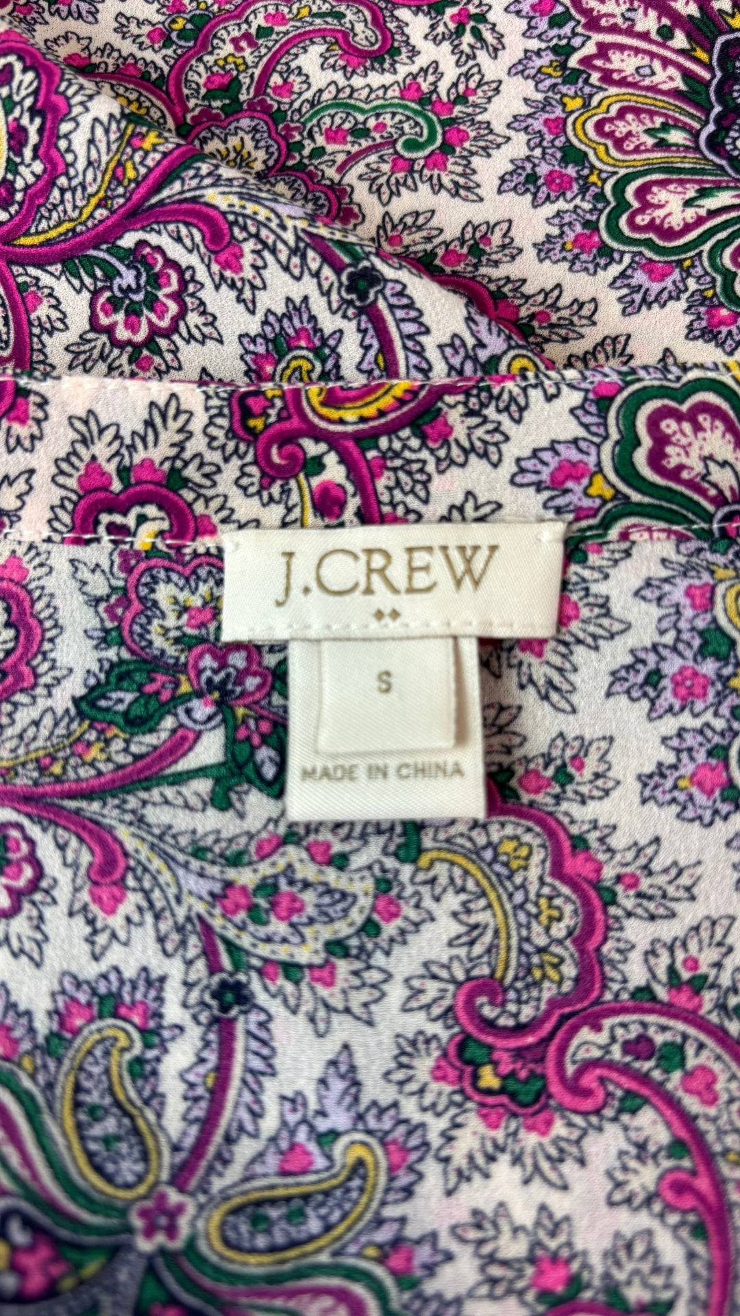 Blouse colorée à motifs paisley J.Crew, taille small. Vue de l'étiquette.
