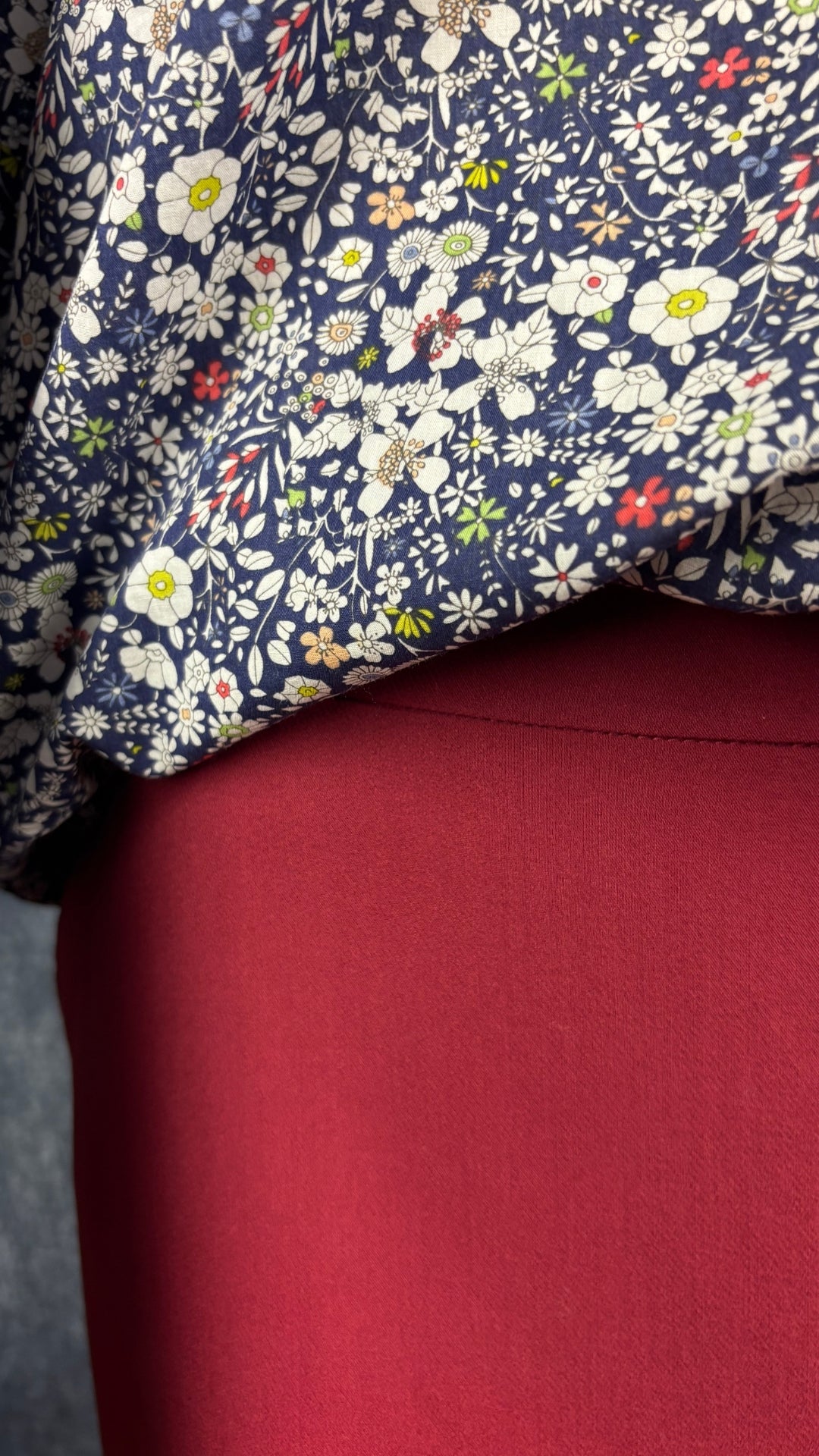 Blouse en doux coton Liberty Art Fabrics à motifs floraux, taille xl. Vue de près de l'agencement avec le pantalon rouge Part Two.