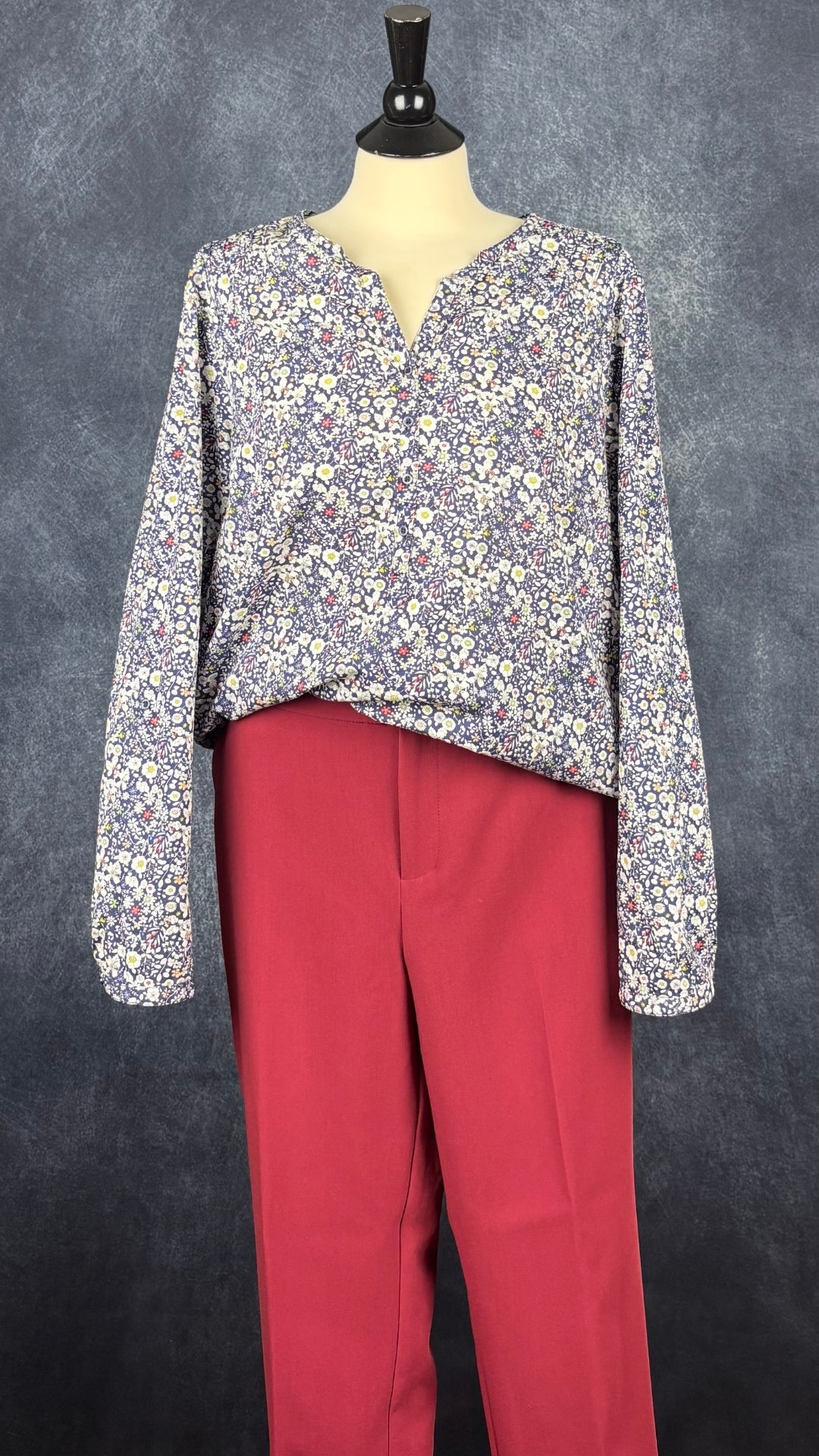 Blouse en doux coton Liberty Art Fabrics à motifs floraux, taille xl. Vue de l'agencement avec le pantalon rouge Part Two.