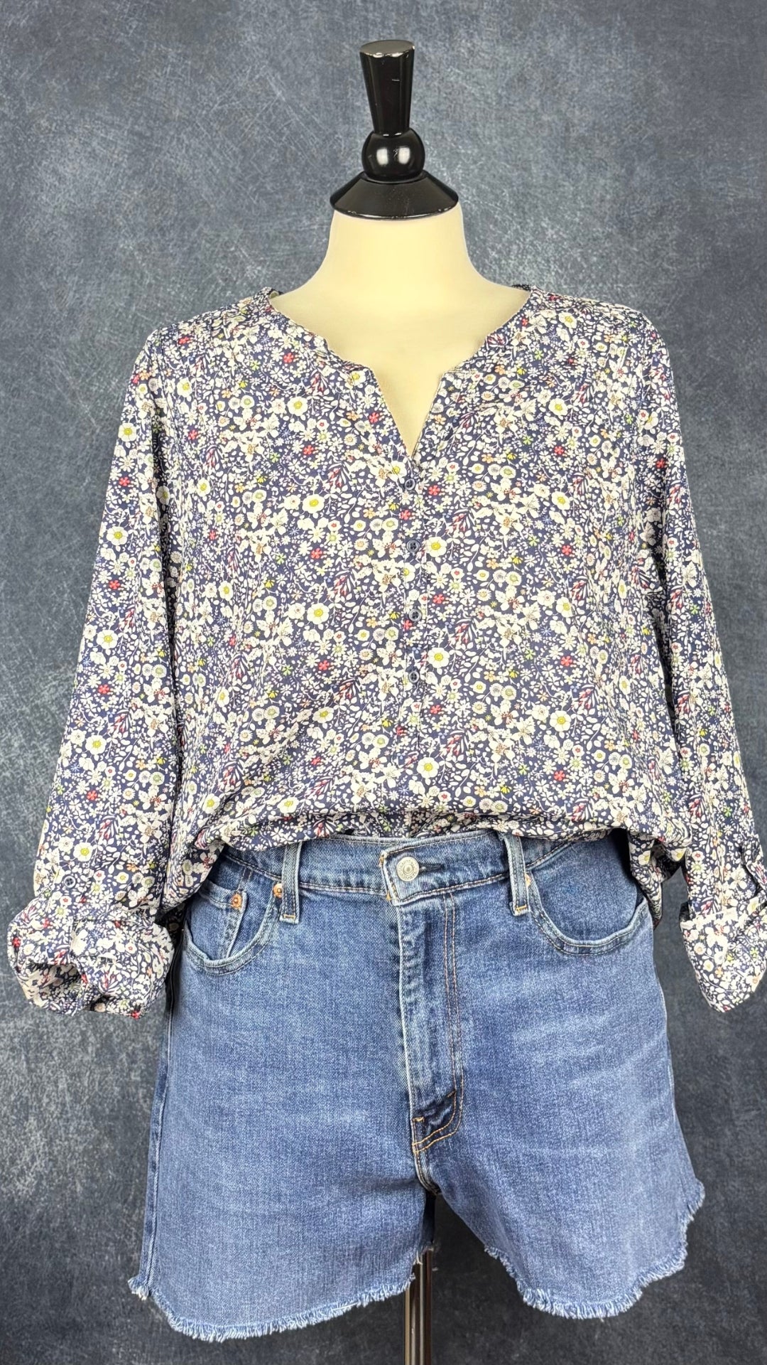 Blouse en doux coton Liberty Art Fabrics à motifs floraux, taille xl. Vue de l'agencement avec le short en jeans Levi's.