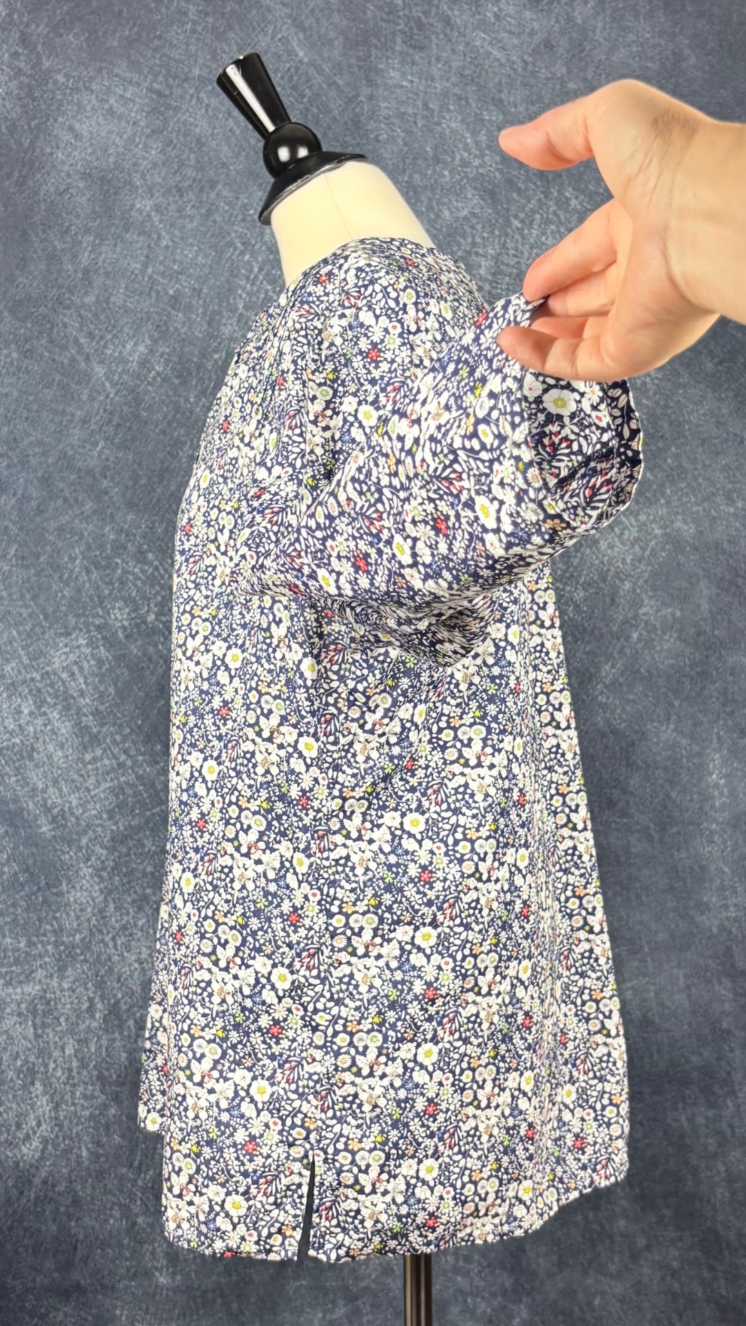 Blouse en doux coton Liberty Art Fabrics à motifs floraux, taille xl. Vue de côté, manche relevée.