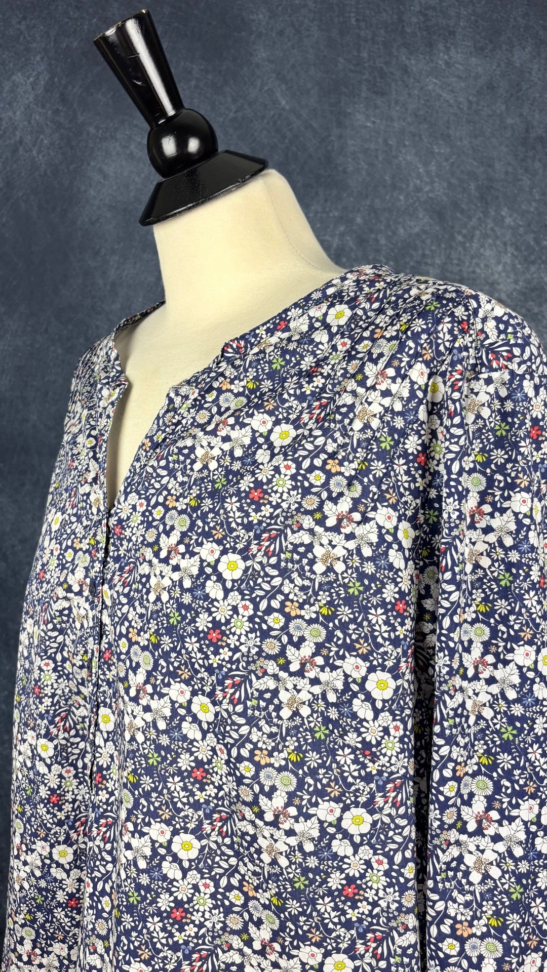 Blouse en doux coton Liberty Art Fabrics à motifs floraux, taille xl. Vue de l'encolure.