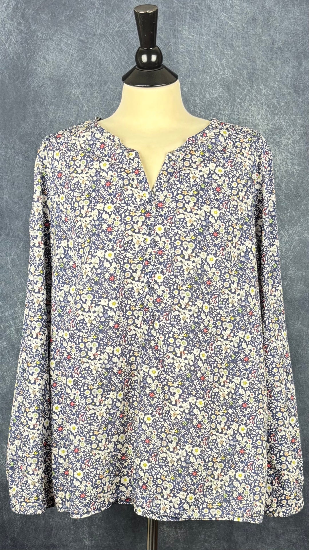 Blouse en doux coton Liberty Art Fabrics à motifs floraux, taille xl. Vue de face.