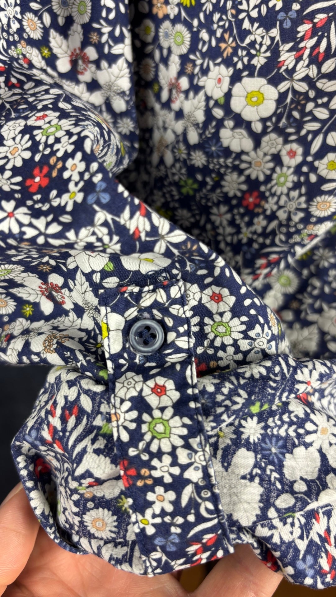 Blouse en doux coton Liberty Art Fabrics à motifs floraux, taille xl. Vue de près de la courroie avec bouton pour maintenir la manche relevée.