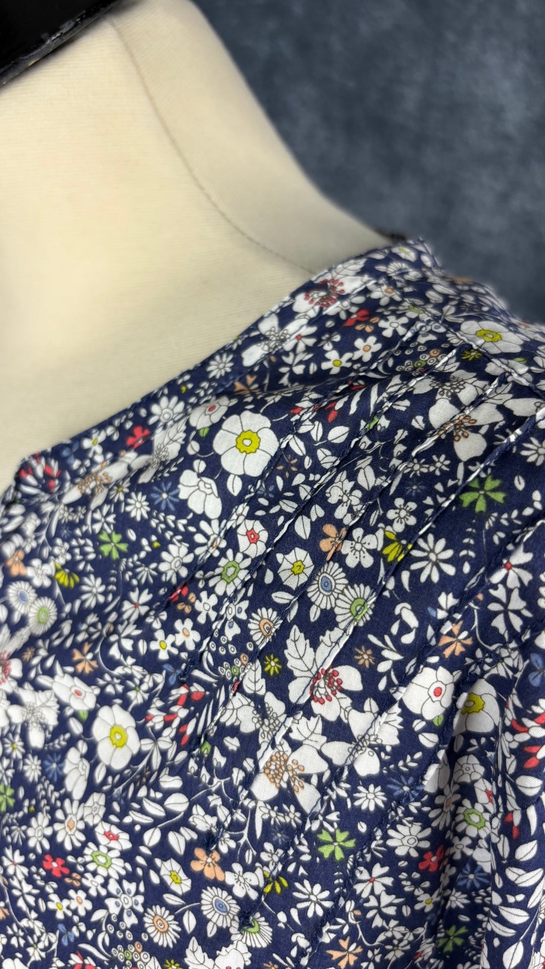 Blouse en doux coton Liberty Art Fabrics à motifs floraux, taille xl. Vue du petit plissé aux épaules.