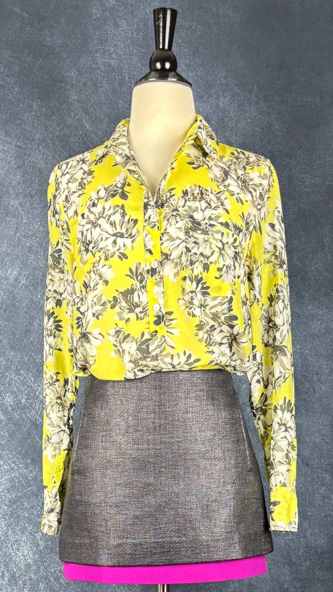 Blouse en coton et soie jaune à motifs floraux J.Crew, taille 2 (xs/s). Vue de l'agencement avec la jupe Diane von Furstenberg.