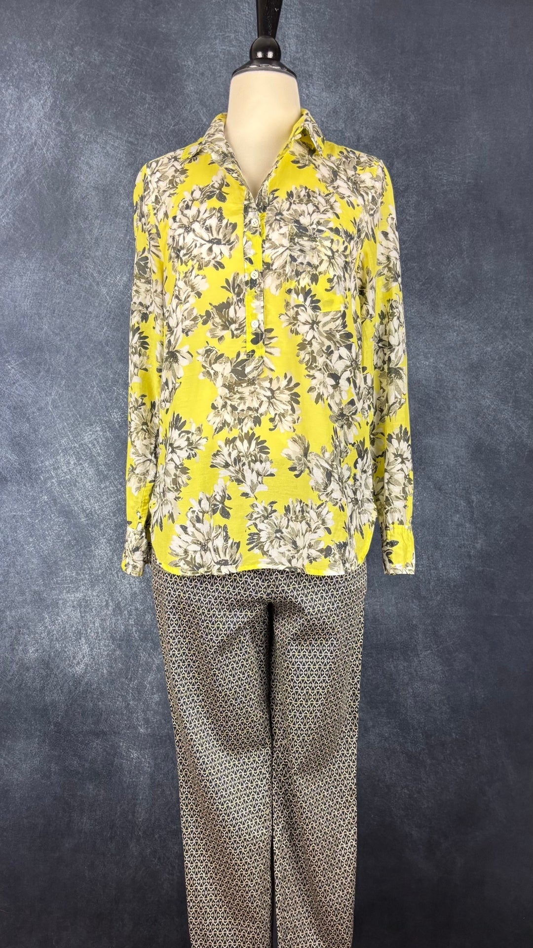 Blouse en coton et soie jaune à motifs floraux J.Crew, taille 2 (xs/s). Vue de l'agencement avec le pantalon à délicat motif Oui.