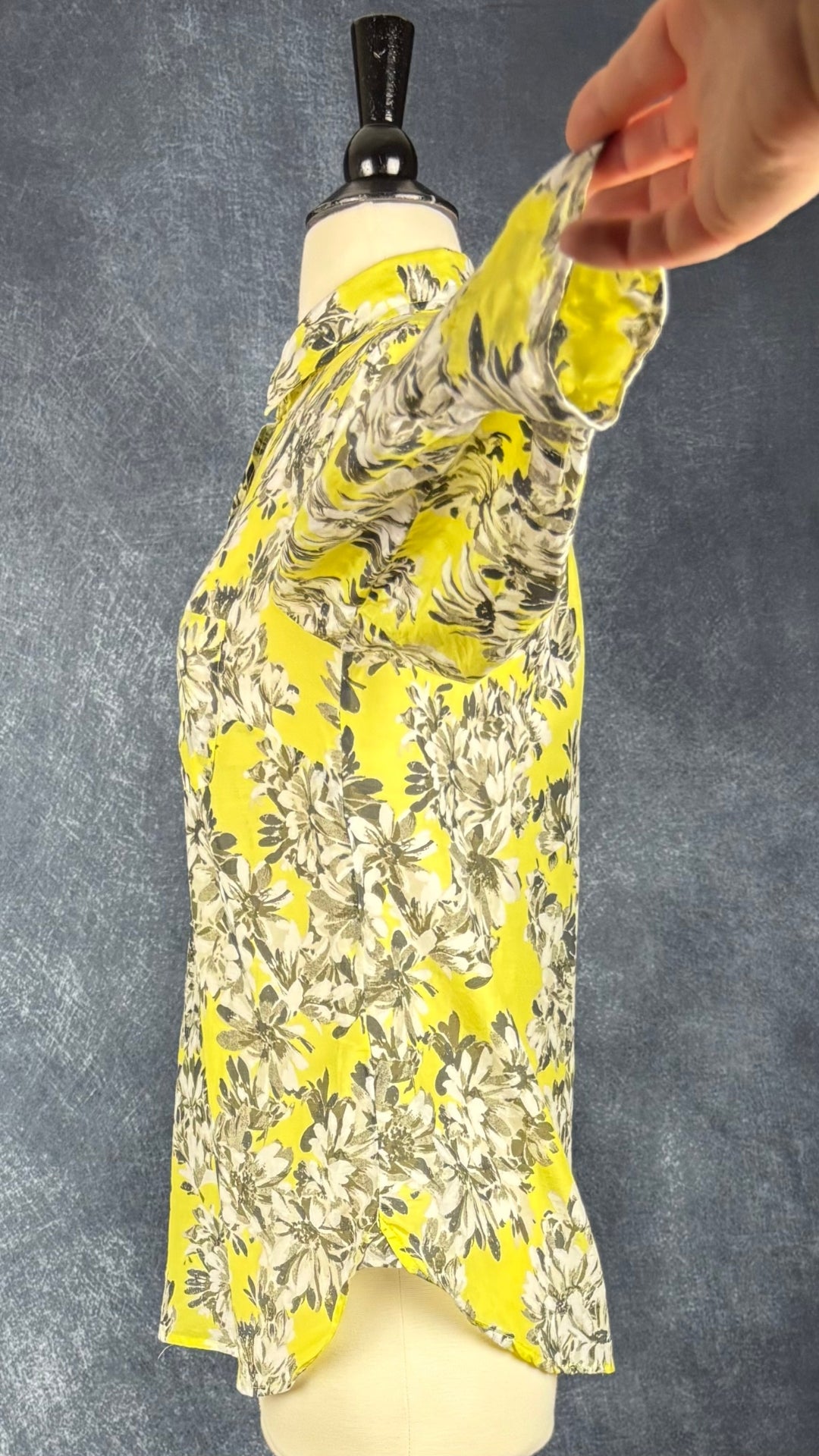Blouse en coton et soie jaune à motifs floraux J.Crew, taille 2 (xs/s). Vue de côté, manche relevée.