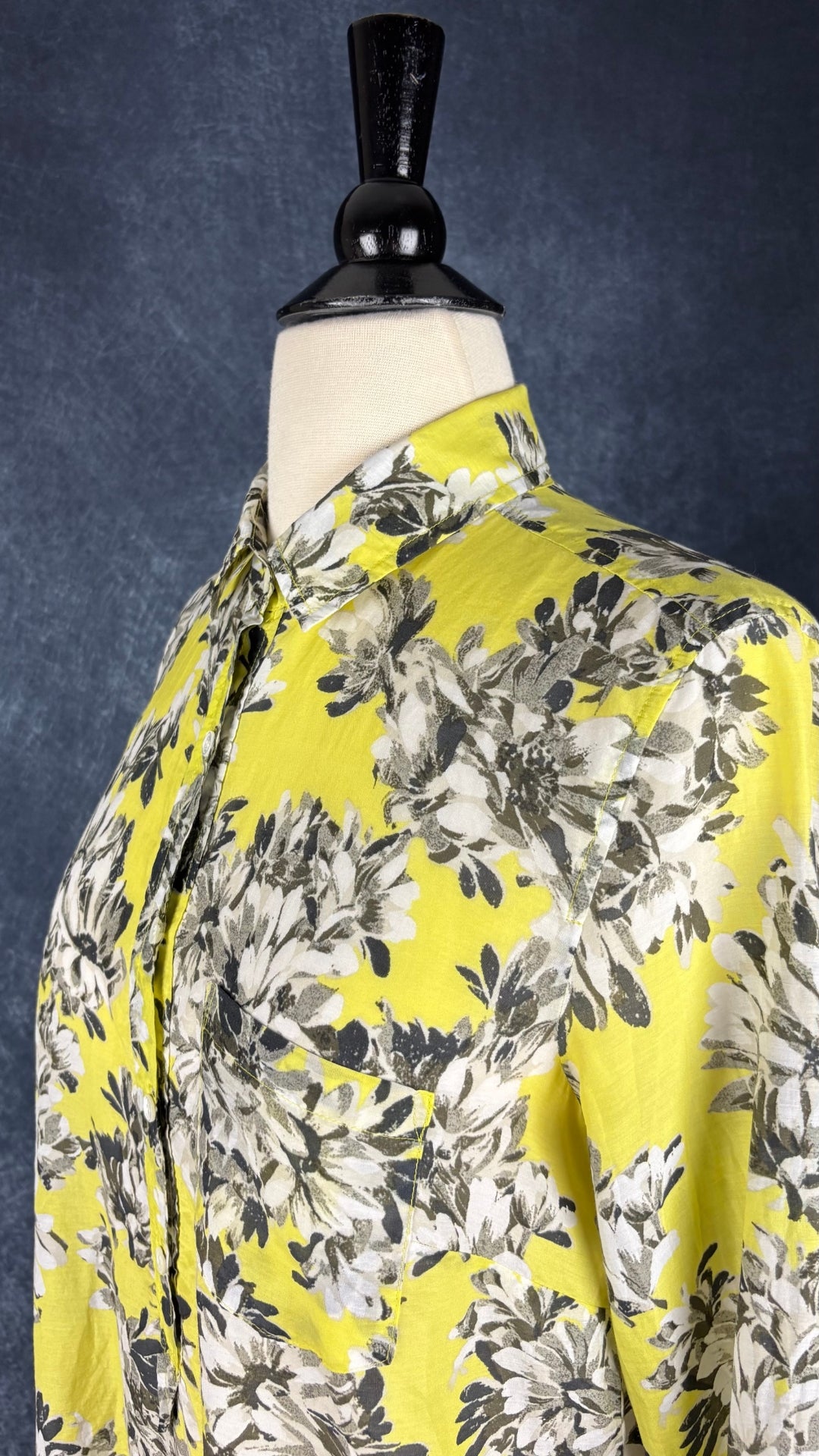 Blouse en coton et soie jaune à motifs floraux J.Crew, taille 2 (xs/s). Vue de l'encolure.