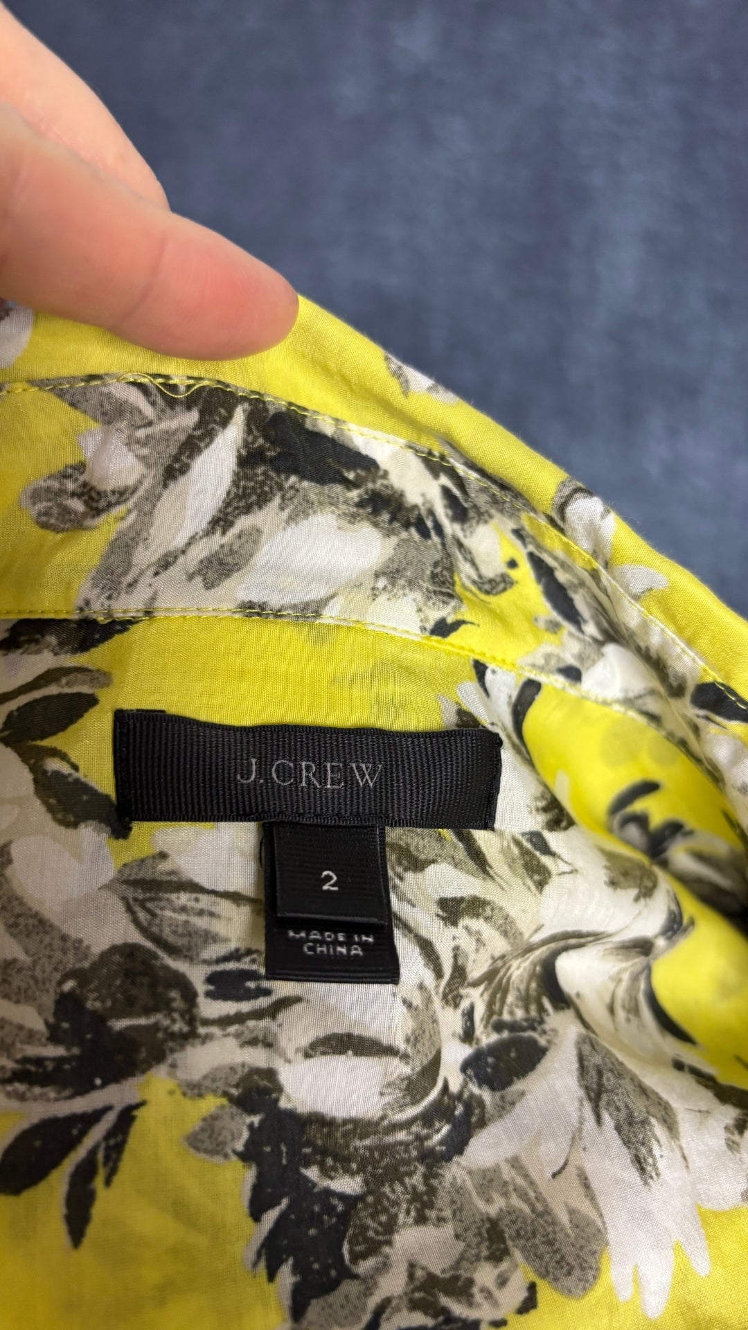 Blouse en coton et soie jaune à motifs floraux J.Crew, taille 2 (xs/s). Vue de l'étiquette.