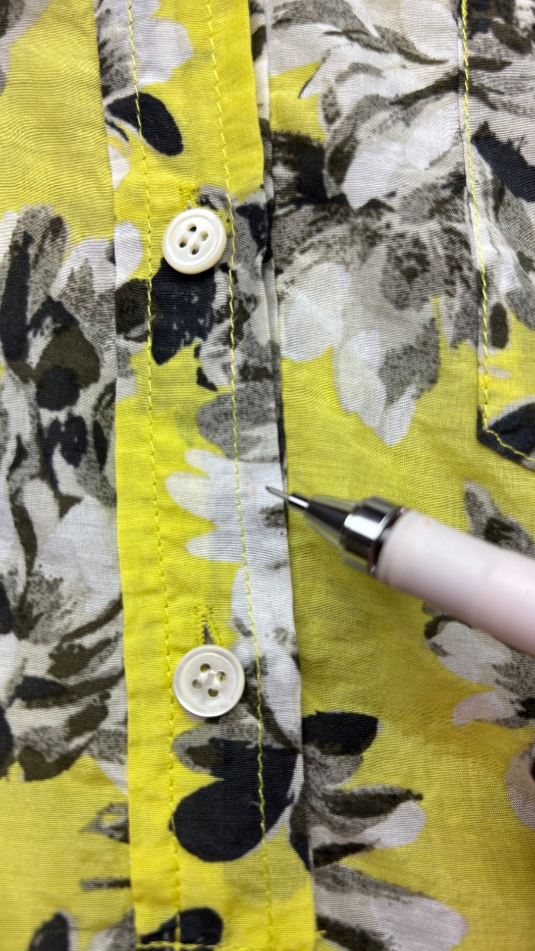 Blouse en coton et soie jaune à motifs floraux J.Crew, taille 2 (xs/s). Vue de près de la mini petite tache près des boutons.
