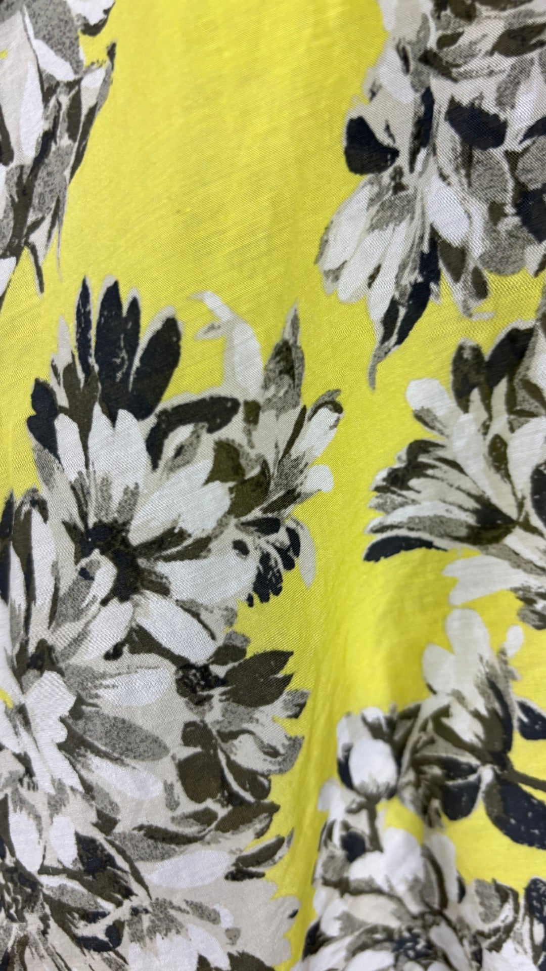 Blouse en coton et soie jaune à motifs floraux J.Crew, taille 2 (xs/s). Vue de près du tissu.