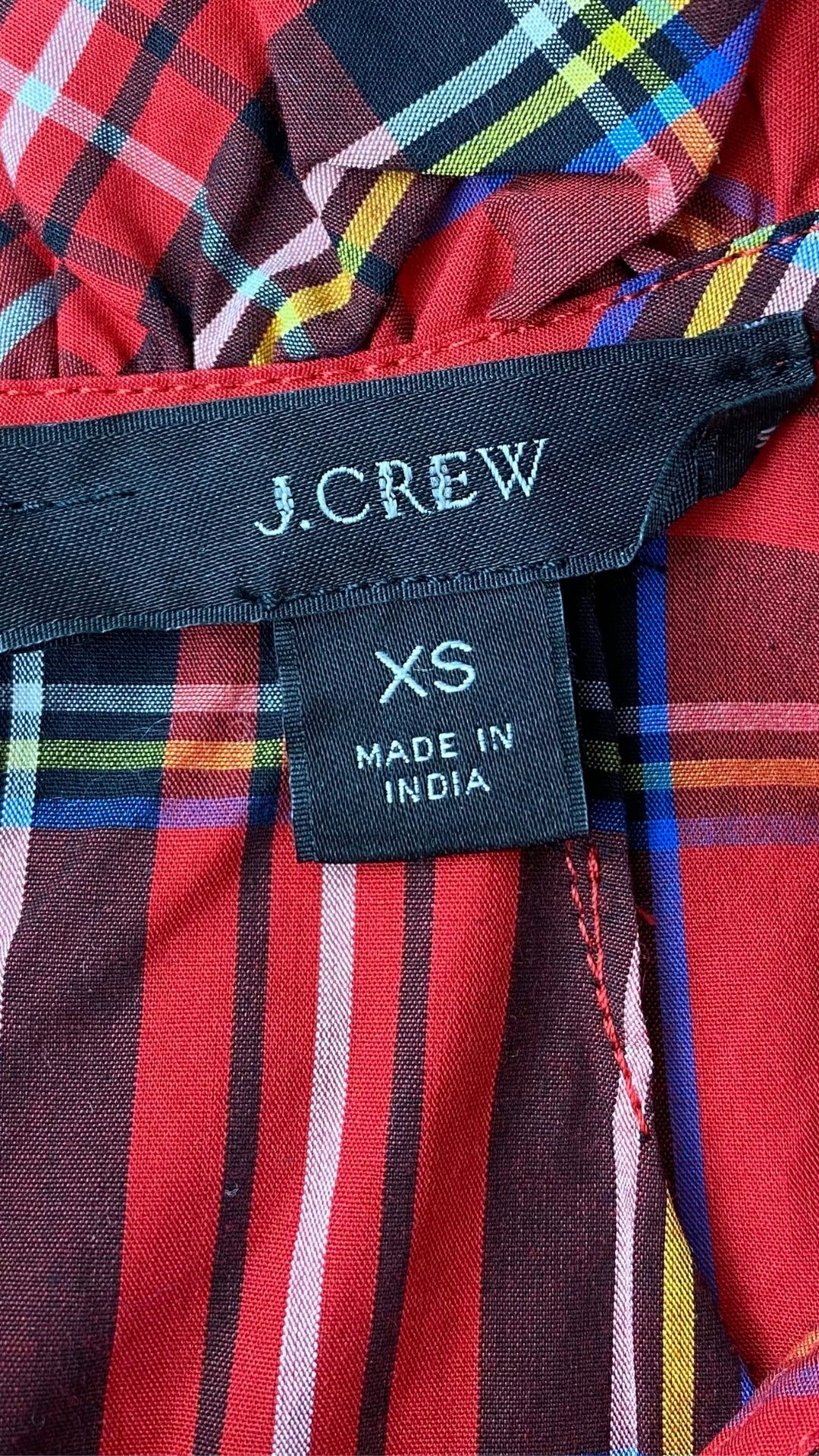 Blouse en coton tartan col montant J. Crew, taille xs (s). Vue de l'étiquette de marque et taille.