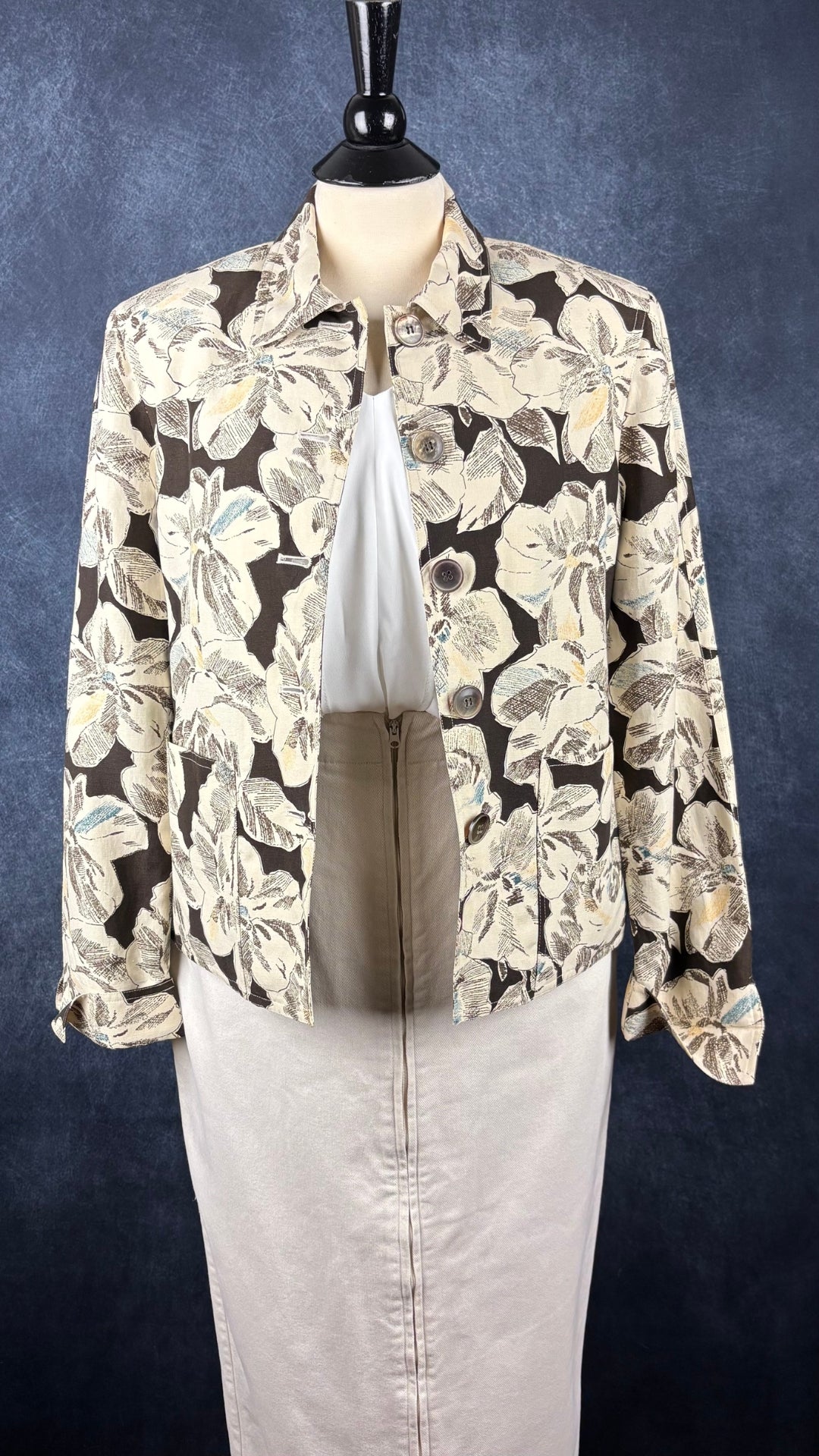 Blouse crème bi-matière à volant central Olsen, taille medium. Vue de l'agencement avec la jupe crème Harly Jae et la veste florale en soie et lin.