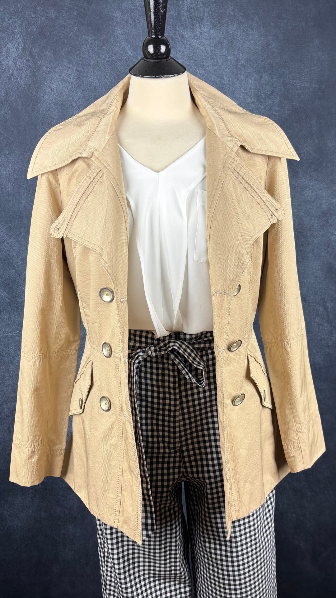 Blouse crème bi-matière à volant central Olsen, taille medium. Vue de l'agencement avec le pantalon vichy Tristan et le manteau beige doré style trench.