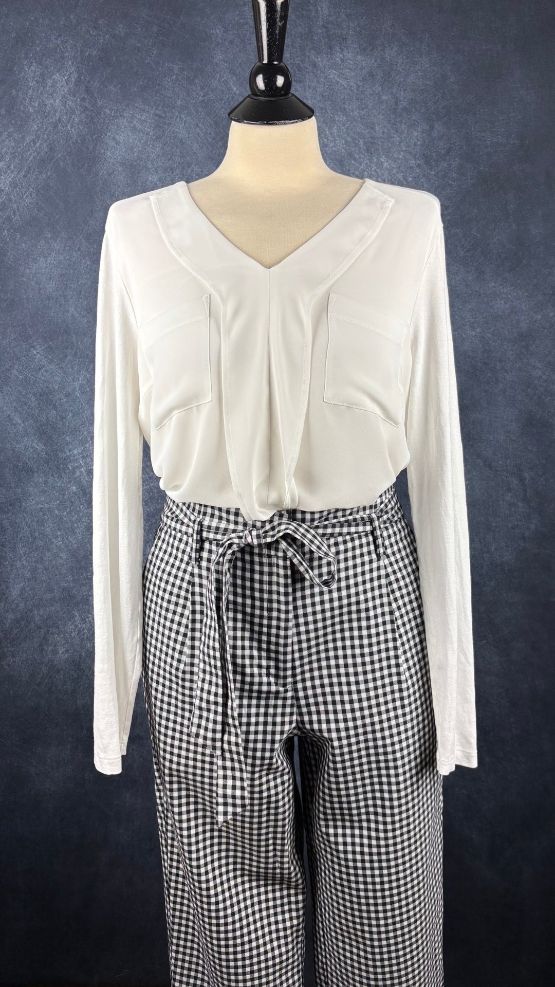 Blouse crème bi-matière à volant central Olsen, taille medium. Vue de l'agencement avec le pantalon vichy Tristan.