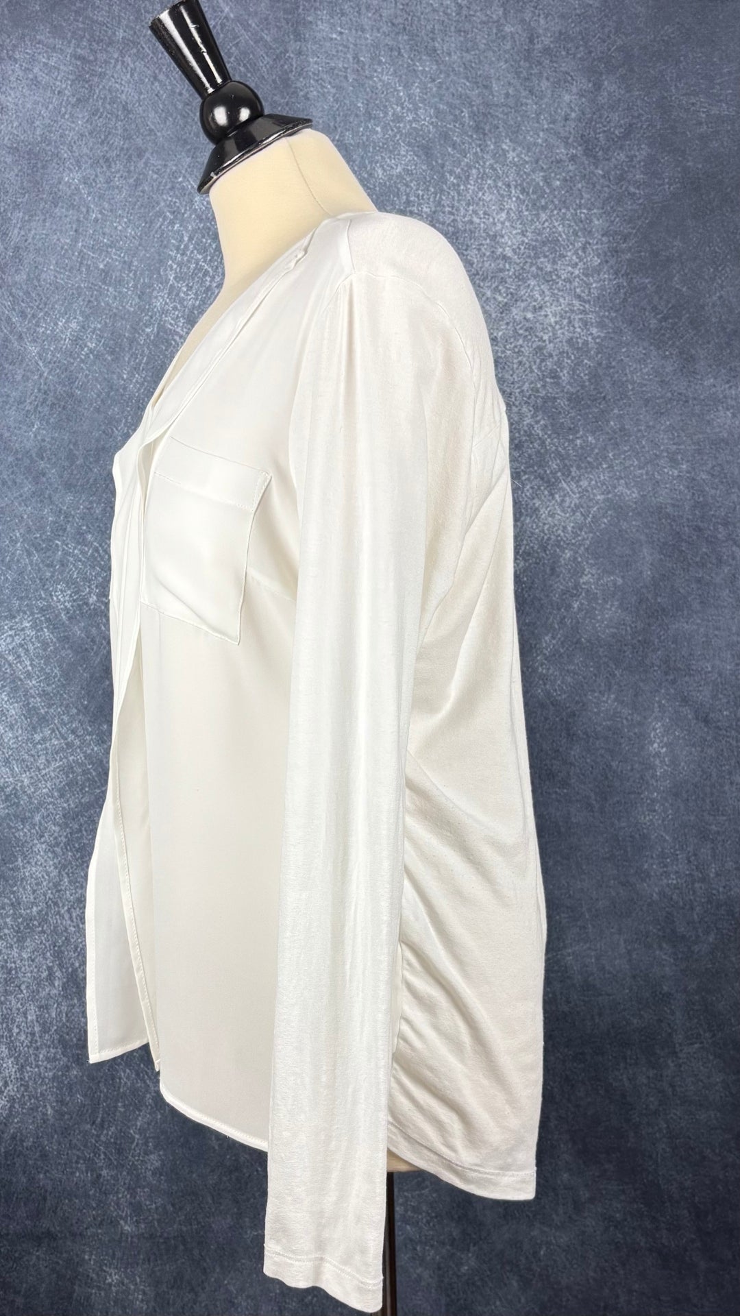 Blouse crème bi-matière à volant central Olsen, taille medium. Vue de côté.