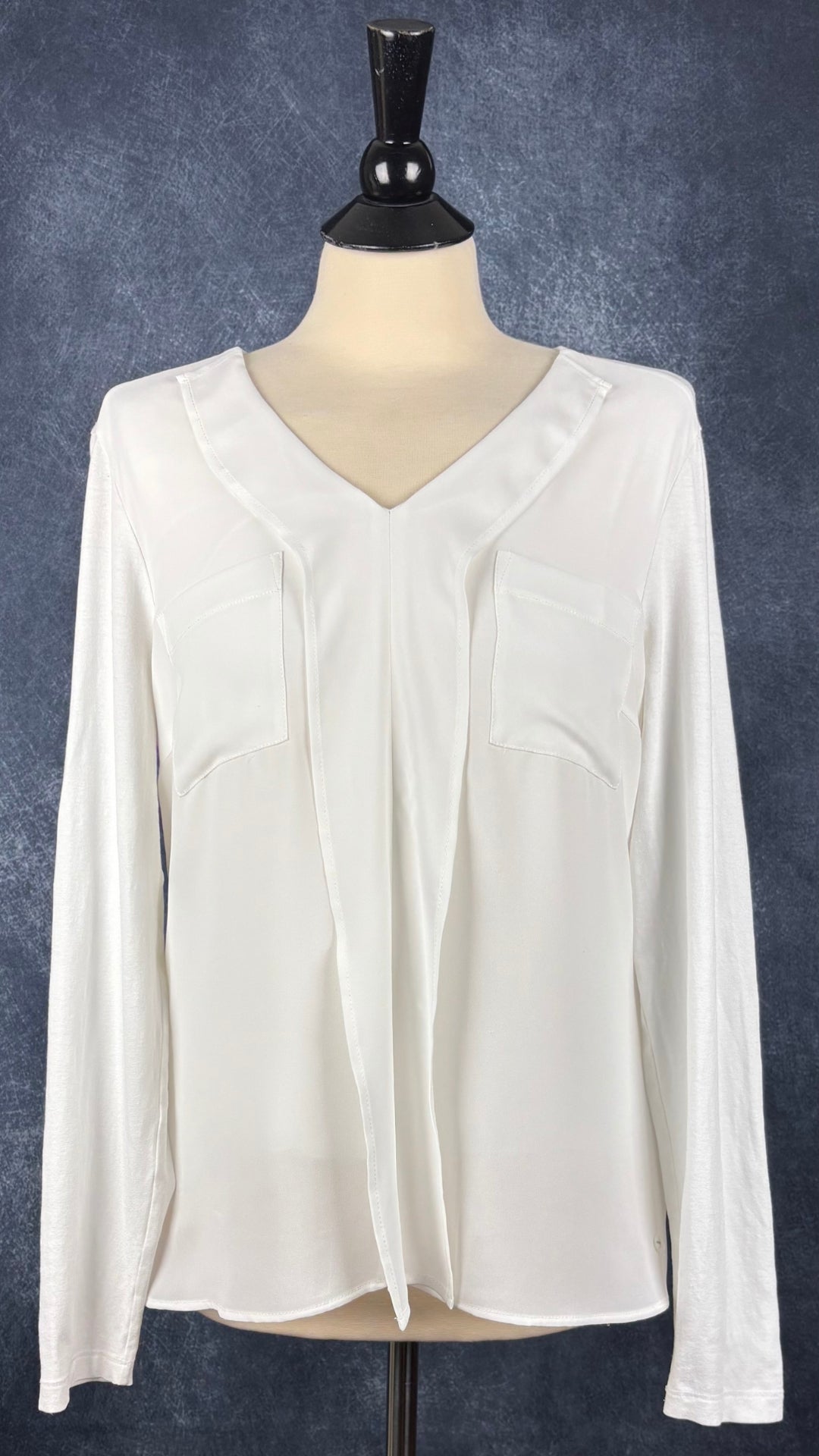 Blouse crème bi-matière à volant central Olsen, taille medium. Vue de face.