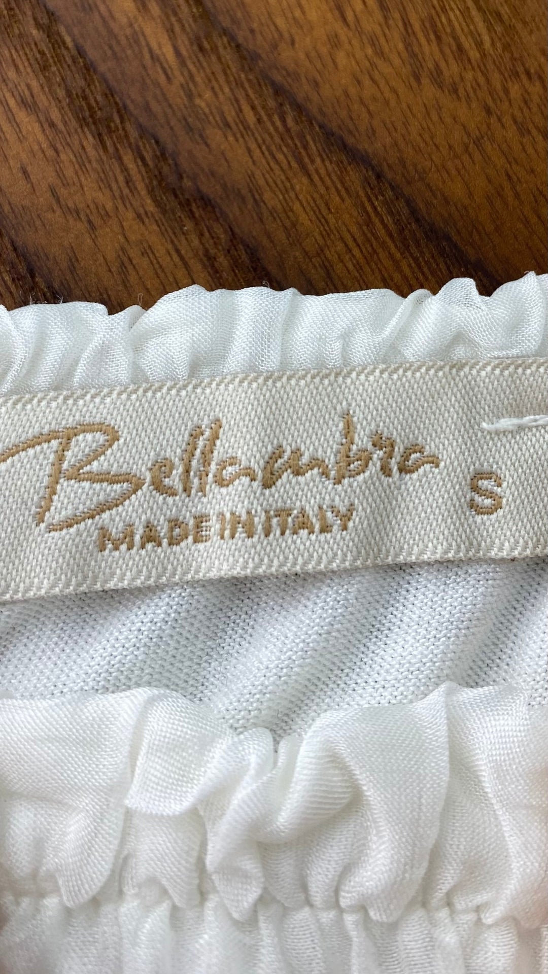 Blouse de type doll blouse vaporeuse de couleur crème en mélange de soie et viscose. Marque Bellaambra, taille small. Vue de l'étiquette de marque et taille.