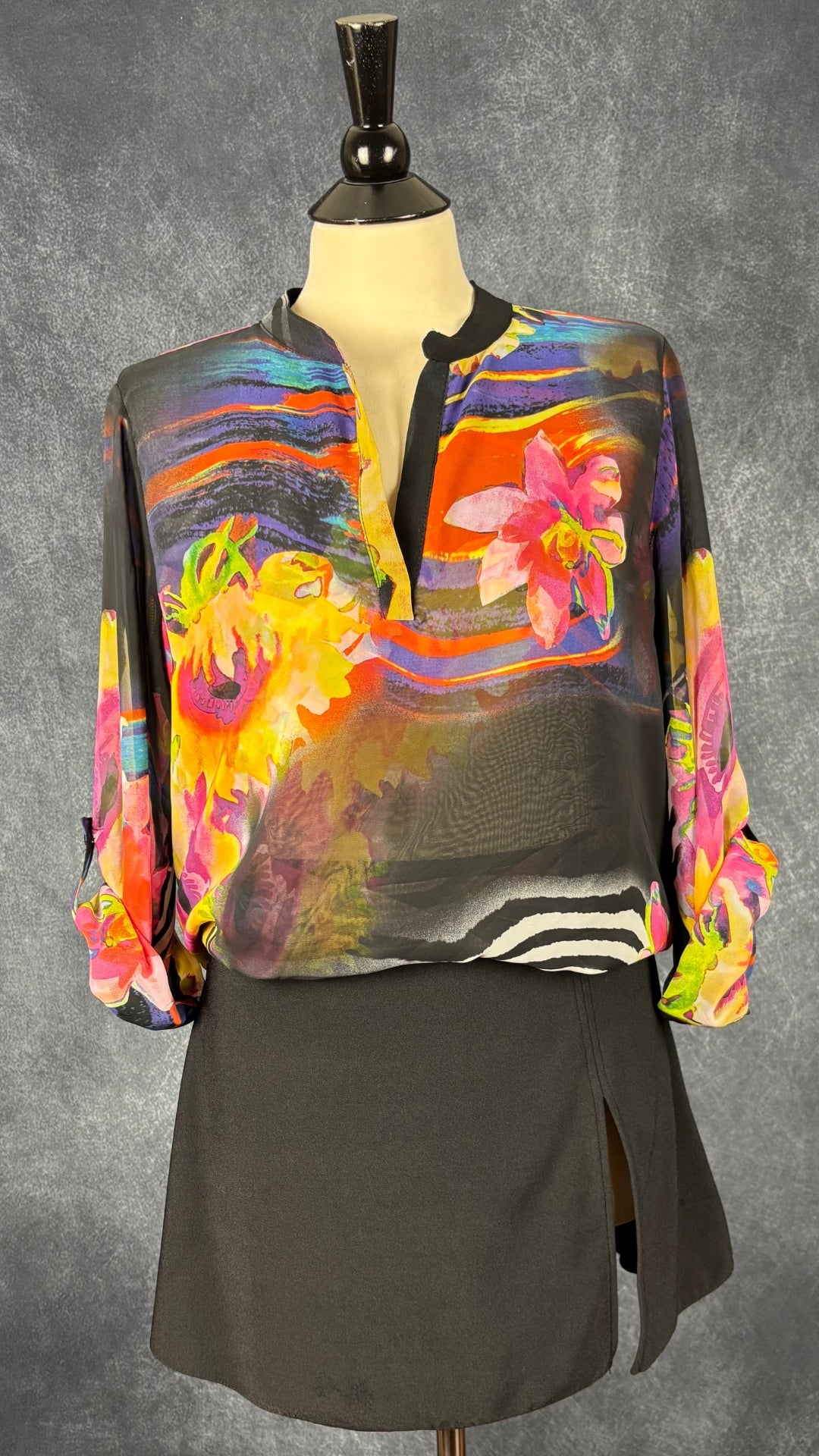Blouse florale asymétrique Frank Lyman, taille 14. Vue de l'agencement avec la jupe de plage Shan.